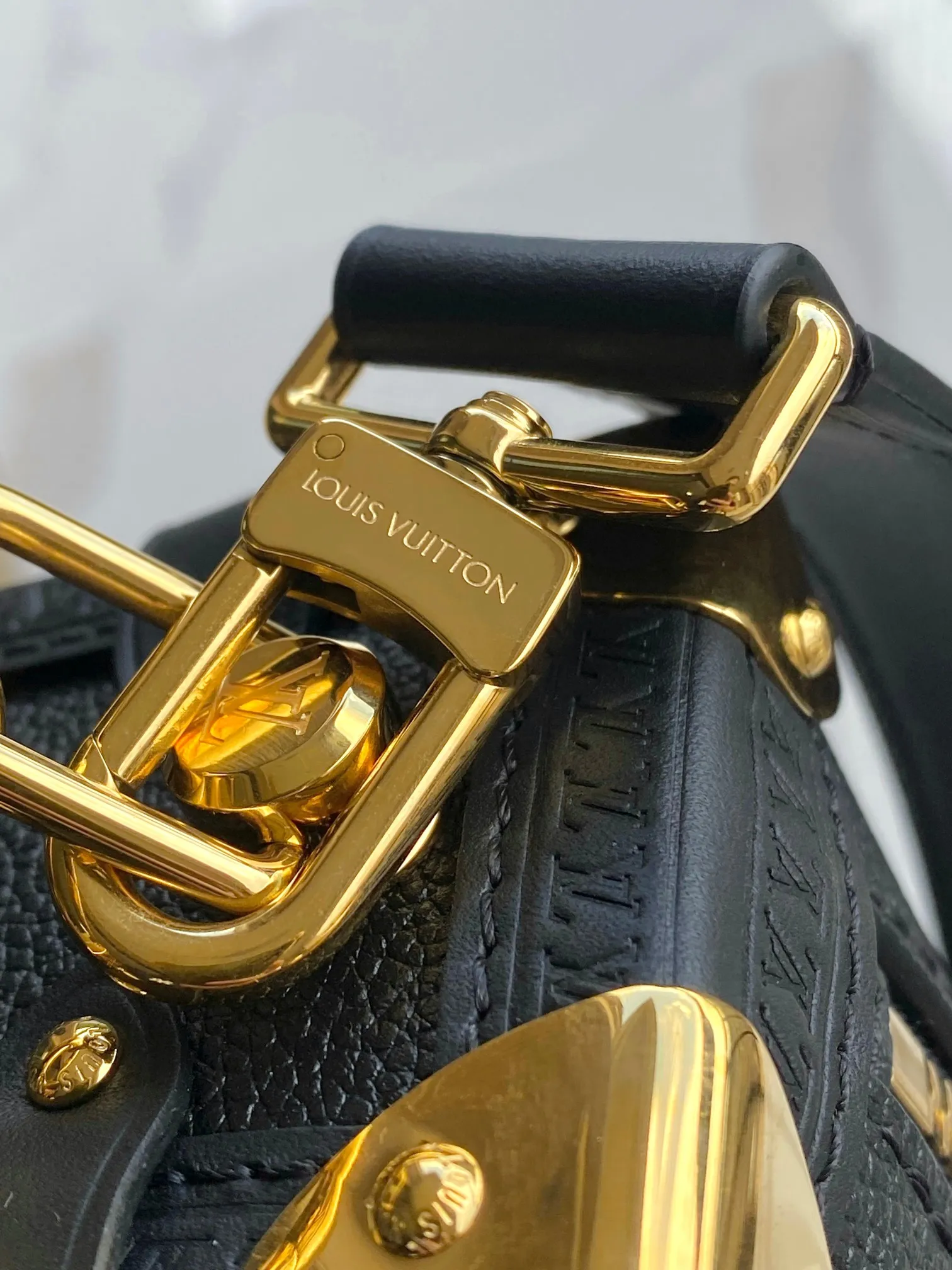 p2200 [Special grade MB163c chip version original leather] This Side Trunk small handbag Model: M23817 Material: Grade A all-steel hardware, imported original cowhide Packaging: Full set of original duty-free MB packaging Dimensions: 12.5 x 7.5 x 19 cm
