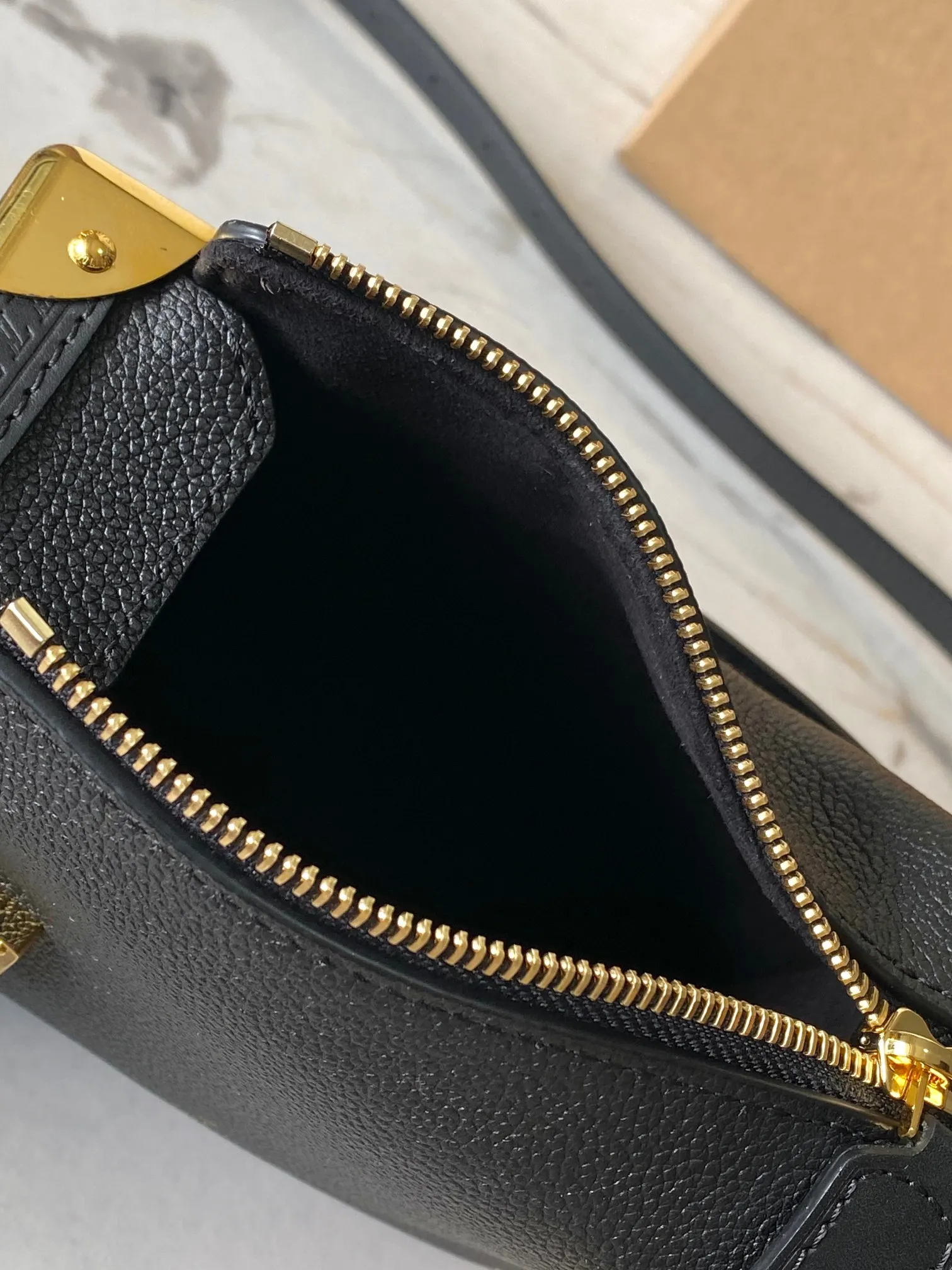 p2200 [Special grade MB163c chip version original leather] This Side Trunk small handbag Model: M23817 Material: Grade A all-steel hardware, imported original cowhide Packaging: Full set of original duty-free MB packaging Dimensions: 12.5 x 7.5 x 19 cm