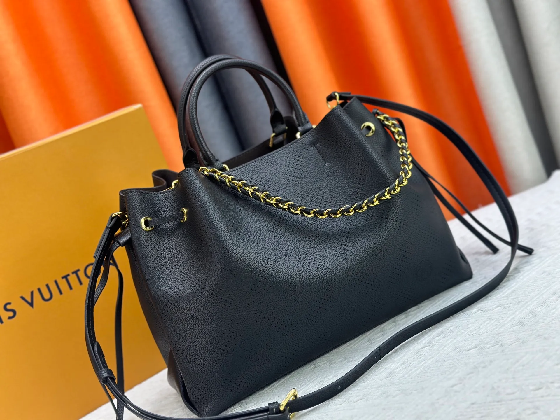 P280 upgrade original M59203 M59200 M59655. BELLA TOTE handbag model Flight Mode capsule series Monogram engraved and perforated cow leather creates a comfortable and ample storage space. It is equipped with leather handles, leather and metal chains and detachable shoulder straps. It can be switched between handbags, elbows and cross-body. Size: 32*23*13