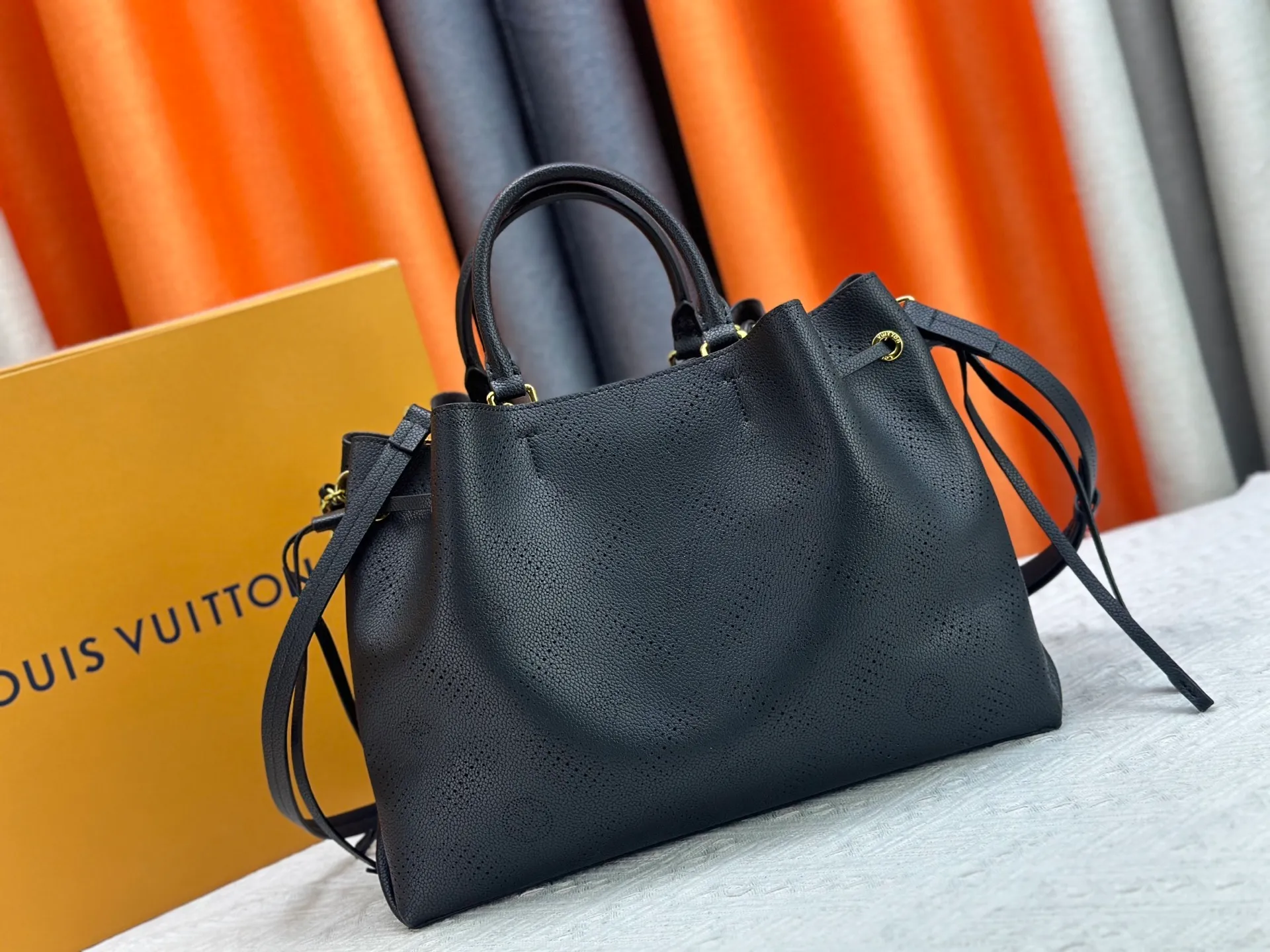P280 upgrade original M59203 M59200 M59655. BELLA TOTE handbag model Flight Mode capsule series Monogram engraved and perforated cow leather creates a comfortable and ample storage space. It is equipped with leather handles, leather and metal chains and detachable shoulder straps. It can be switched between handbags, elbows and cross-body. Size: 32*23*13
