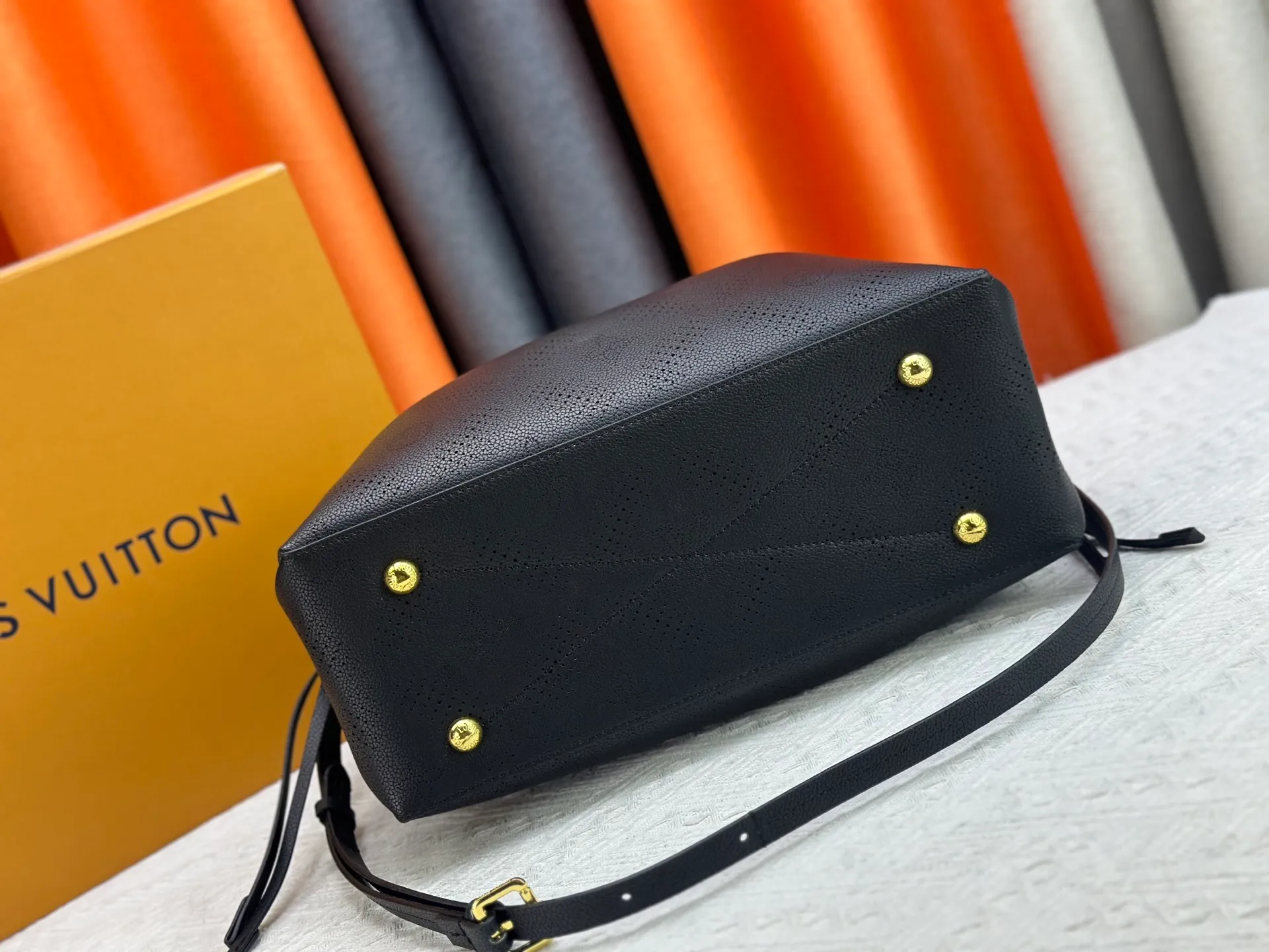 P280 upgrade original M59203 M59200 M59655. BELLA TOTE handbag model Flight Mode capsule series Monogram engraved and perforated cow leather creates a comfortable and ample storage space. It is equipped with leather handles, leather and metal chains and detachable shoulder straps. It can be switched between handbags, elbows and cross-body. Size: 32*23*13