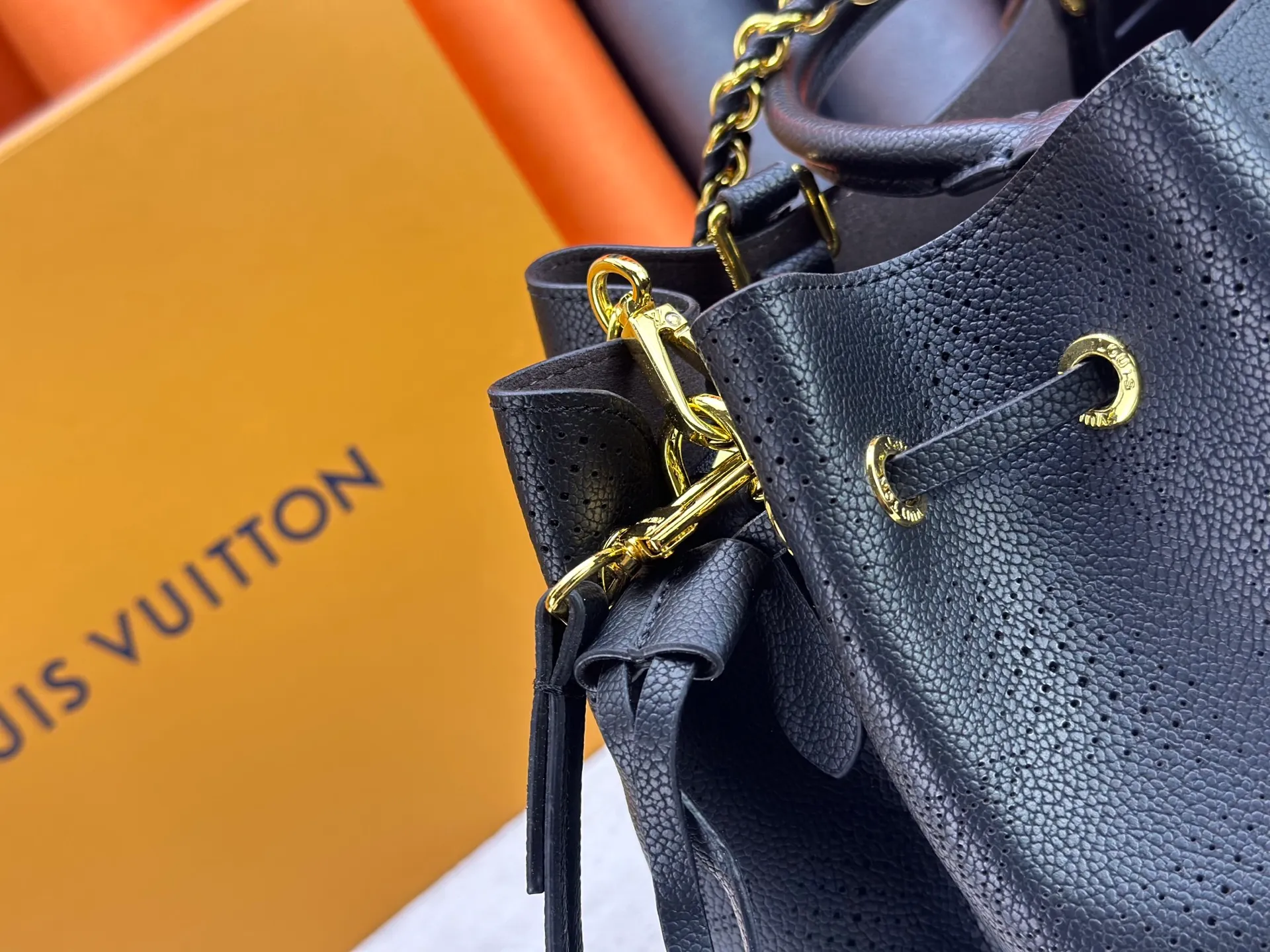 P280 upgrade original M59203 M59200 M59655. BELLA TOTE handbag model Flight Mode capsule series Monogram engraved and perforated cow leather creates a comfortable and ample storage space. It is equipped with leather handles, leather and metal chains and detachable shoulder straps. It can be switched between handbags, elbows and cross-body. Size: 32*23*13