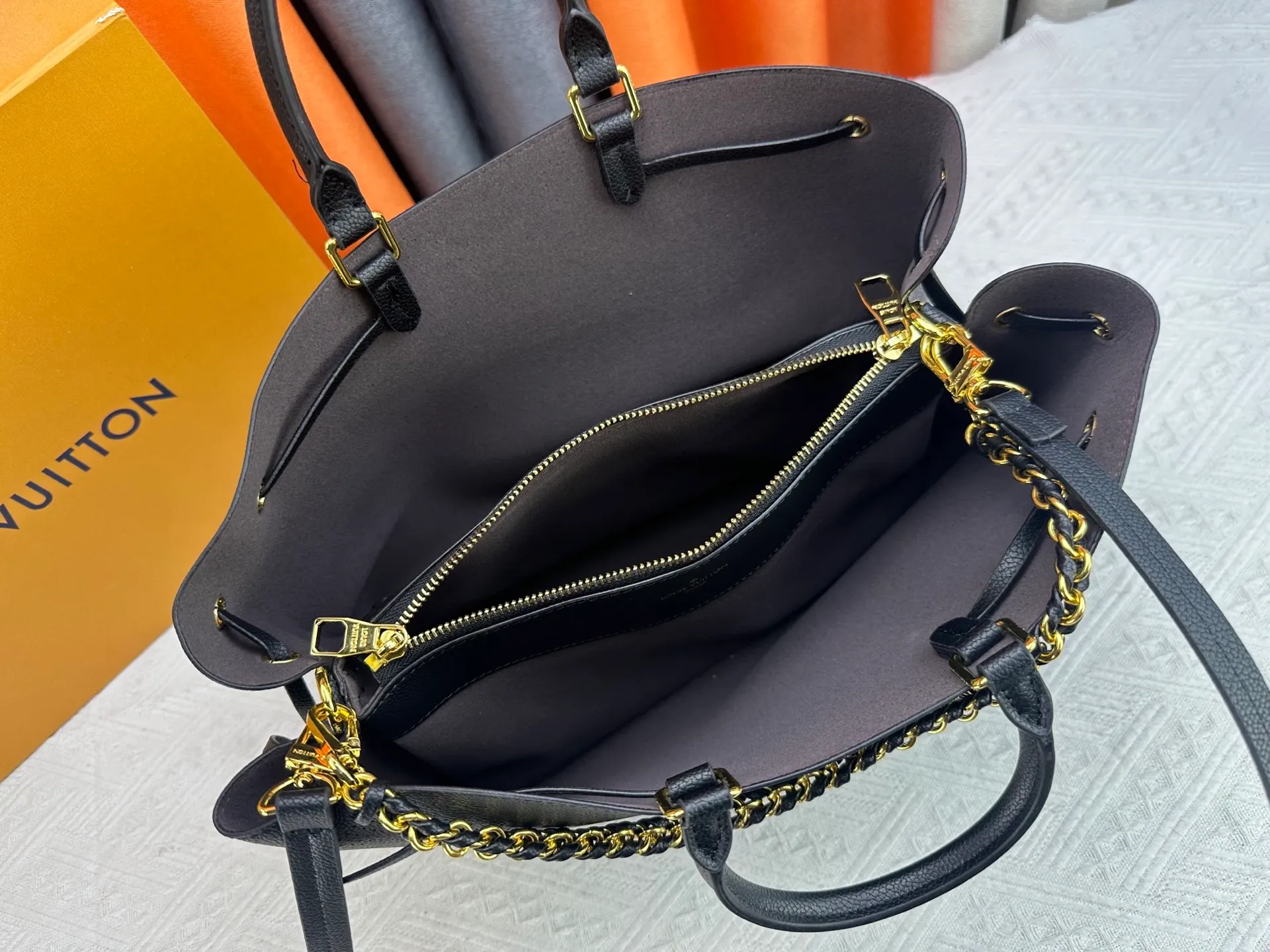 P280 upgrade original M59203 M59200 M59655. BELLA TOTE handbag model Flight Mode capsule series Monogram engraved and perforated cow leather creates a comfortable and ample storage space. It is equipped with leather handles, leather and metal chains and detachable shoulder straps. It can be switched between handbags, elbows and cross-body. Size: 32*23*13