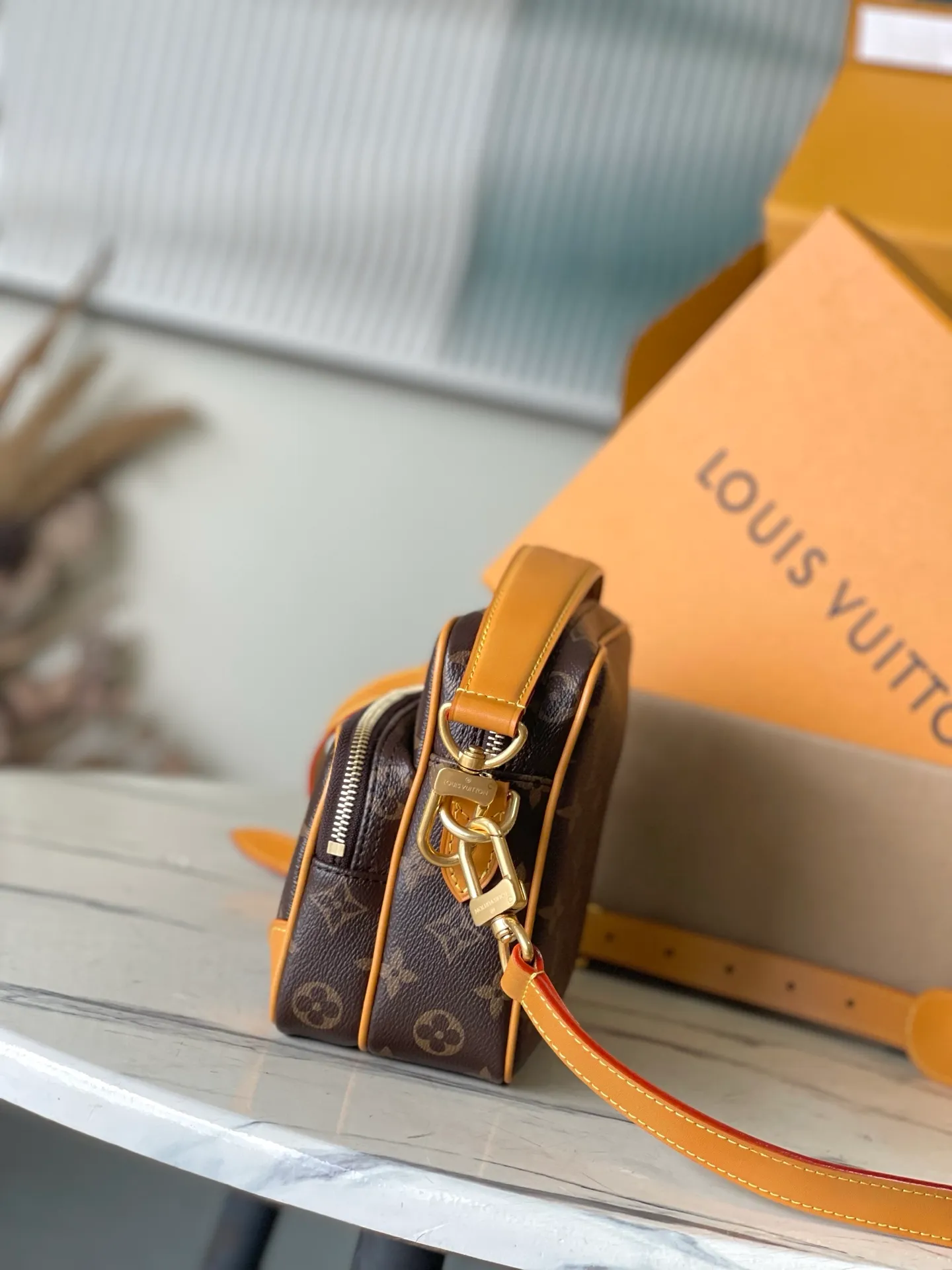 💰940 The top original M14016 NiI handbag is stylish and compact. It belongs to the Monogram Archive series. The bag body is made of Monogram coated canvas and is decorated with cow leather trim. The bag combines vintage details with modern elegance, with reinforced corners and Pharrel Wiliams' newly launched pearl zippers. The detachable handle and strap are flexible and portable. Dimensions: 25 × 17.5 × 11 cm