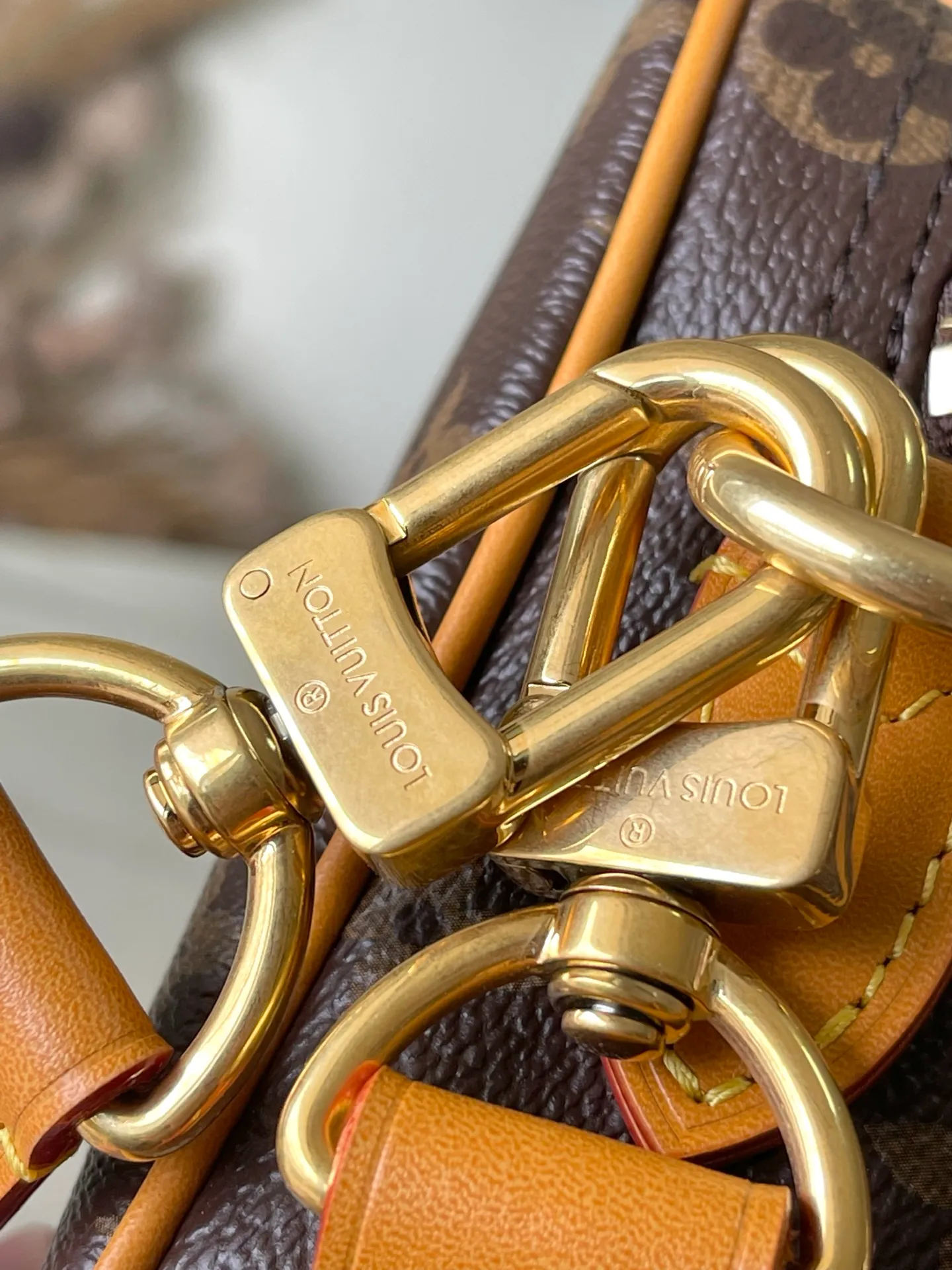 💰940 The top original M14016 NiI handbag is stylish and compact. It belongs to the Monogram Archive series. The bag body is made of Monogram coated canvas and is decorated with cow leather trim. The bag combines vintage details with modern elegance, with reinforced corners and Pharrel Wiliams' newly launched pearl zippers. The detachable handle and strap are flexible and portable. Dimensions: 25 × 17.5 × 11 cm