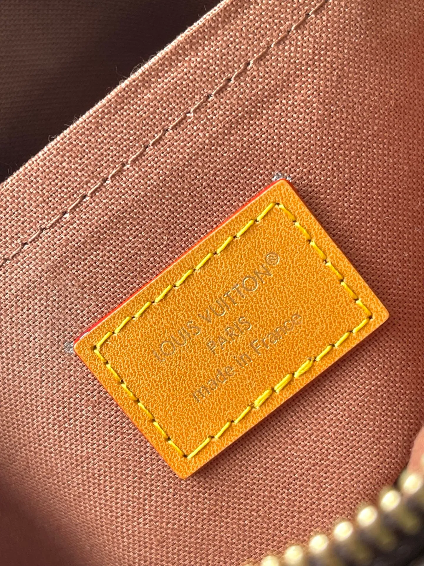💰940 The top original M14016 NiI handbag is stylish and compact. It belongs to the Monogram Archive series. The bag body is made of Monogram coated canvas and is decorated with cow leather trim. The bag combines vintage details with modern elegance, with reinforced corners and Pharrel Wiliams' newly launched pearl zippers. The detachable handle and strap are flexible and portable. Dimensions: 25 × 17.5 × 11 cm