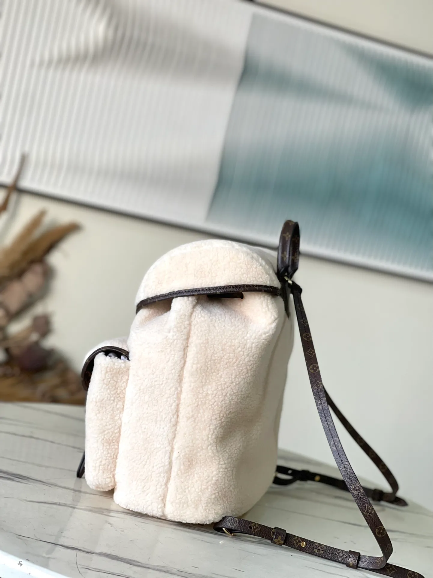 💰1420 Top Original M23384 This brand new backpack is launched during the ski season. The soft wool leather achieves a practical and comfortable design. The outer bag is convenient for accessing what you need on the road, and the handle adds carrying options. Whether hiking in the mountains or lounging in a ski lodge, you can inject sophisticated style into your outdoor activities. Dimensions: 31 × 31 × 17 cm