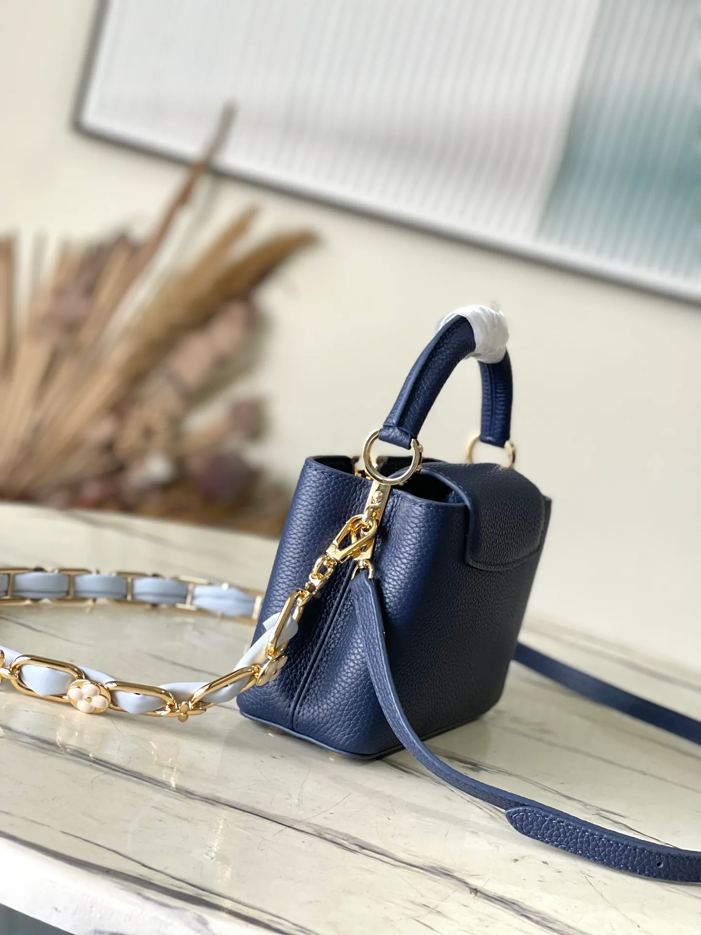 💰2200 (Special grade original leather) M23199 Blue mini This elegant Capucines mini handbag combination is matched with a variety of materials and textures, made of aurilon leather, and equipped with a beautiful new version of Blossom Chain. Metal links and elegant soft cow leather are woven into a delicate chain, inlaid with Swiss enamel and veneer Monogram flowers. The colorful enamel brand logo highlights the texture of jewelry and makes the handbag even more beautiful. Dimensions: 21 × 14 × 8 cm
