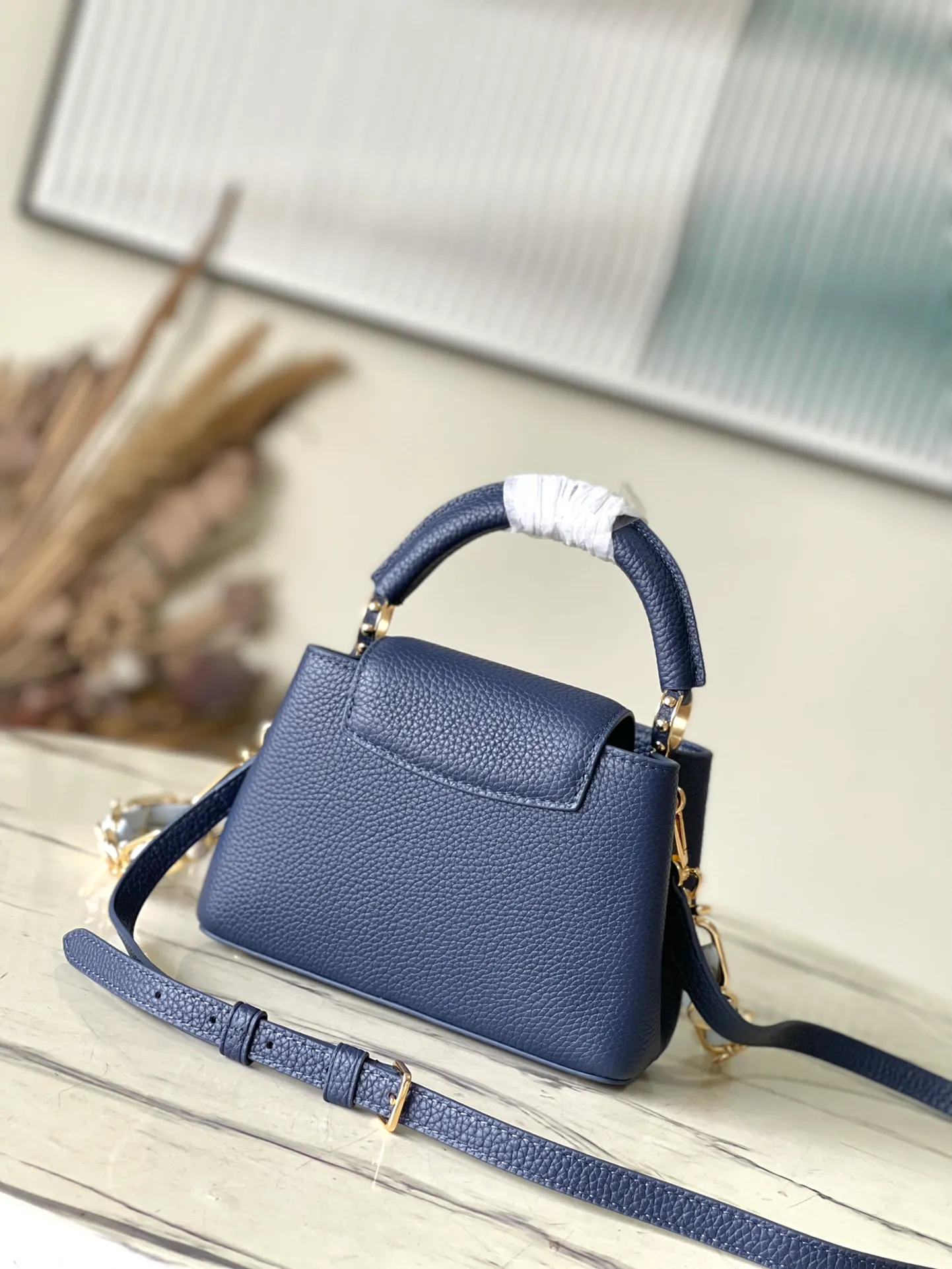 💰2200 (Special grade original leather) M23199 Blue mini This elegant Capucines mini handbag combination is matched with a variety of materials and textures, made of aurilon leather, and equipped with a beautiful new version of Blossom Chain. Metal links and elegant soft cow leather are woven into a delicate chain, inlaid with Swiss enamel and veneer Monogram flowers. The colorful enamel brand logo highlights the texture of jewelry and makes the handbag even more beautiful. Dimensions: 21 × 14 × 8 cm