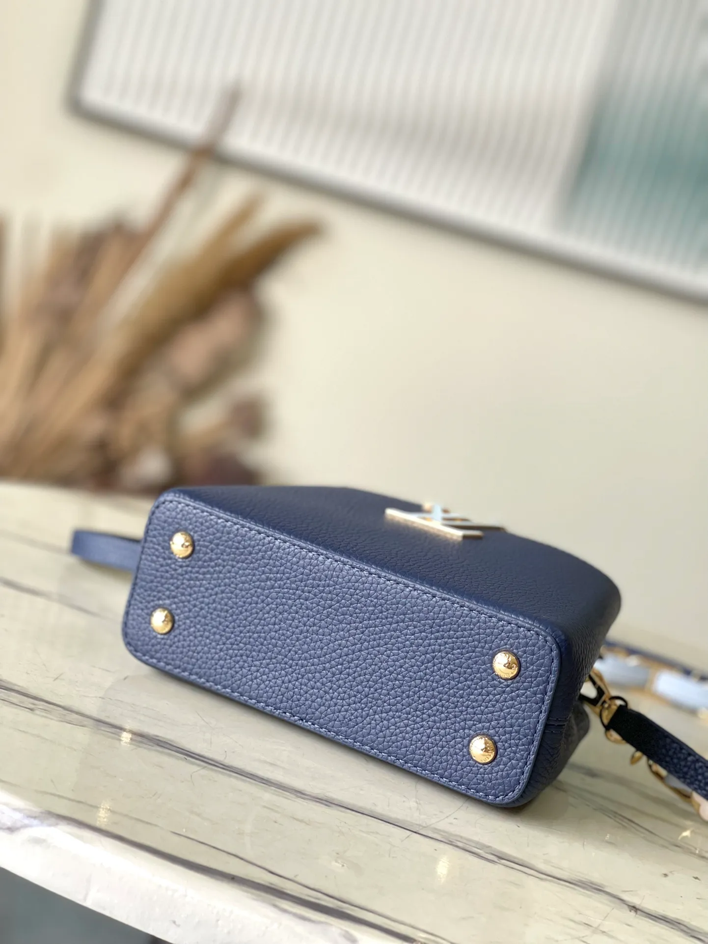 💰2200 (Special grade original leather) M23199 Blue mini This elegant Capucines mini handbag combination is matched with a variety of materials and textures, made of aurilon leather, and equipped with a beautiful new version of Blossom Chain. Metal links and elegant soft cow leather are woven into a delicate chain, inlaid with Swiss enamel and veneer Monogram flowers. The colorful enamel brand logo highlights the texture of jewelry and makes the handbag even more beautiful. Dimensions: 21 × 14 × 8 cm