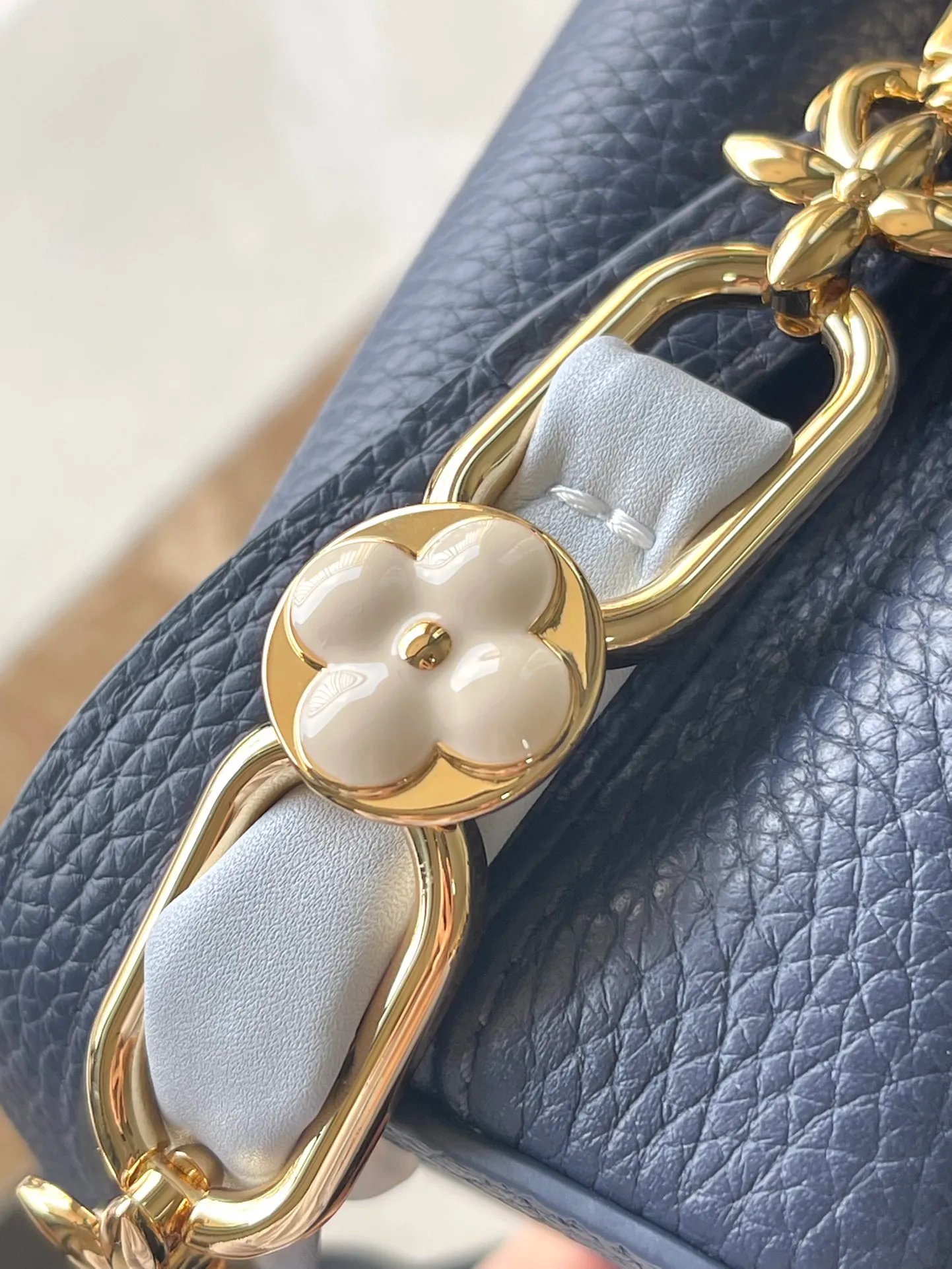 💰2200 (Special grade original leather) M23199 Blue mini This elegant Capucines mini handbag combination is matched with a variety of materials and textures, made of aurilon leather, and equipped with a beautiful new version of Blossom Chain. Metal links and elegant soft cow leather are woven into a delicate chain, inlaid with Swiss enamel and veneer Monogram flowers. The colorful enamel brand logo highlights the texture of jewelry and makes the handbag even more beautiful. Dimensions: 21 × 14 × 8 cm