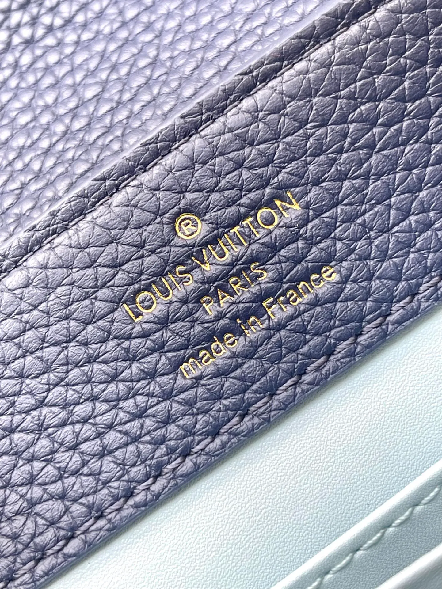 💰2200 (Special grade original leather) M23199 Blue mini This elegant Capucines mini handbag combination is matched with a variety of materials and textures, made of aurilon leather, and equipped with a beautiful new version of Blossom Chain. Metal links and elegant soft cow leather are woven into a delicate chain, inlaid with Swiss enamel and veneer Monogram flowers. The colorful enamel brand logo highlights the texture of jewelry and makes the handbag even more beautiful. Dimensions: 21 × 14 × 8 cm