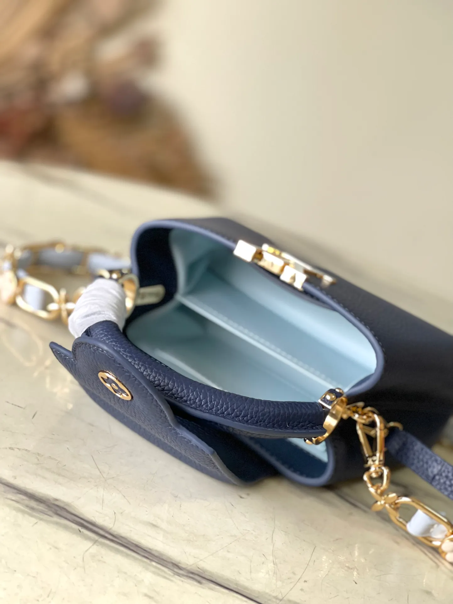 💰2200 (Special grade original leather) M23199 Blue mini This elegant Capucines mini handbag combination is matched with a variety of materials and textures, made of aurilon leather, and equipped with a beautiful new version of Blossom Chain. Metal links and elegant soft cow leather are woven into a delicate chain, inlaid with Swiss enamel and veneer Monogram flowers. The colorful enamel brand logo highlights the texture of jewelry and makes the handbag even more beautiful. Dimensions: 21 × 14 × 8 cm