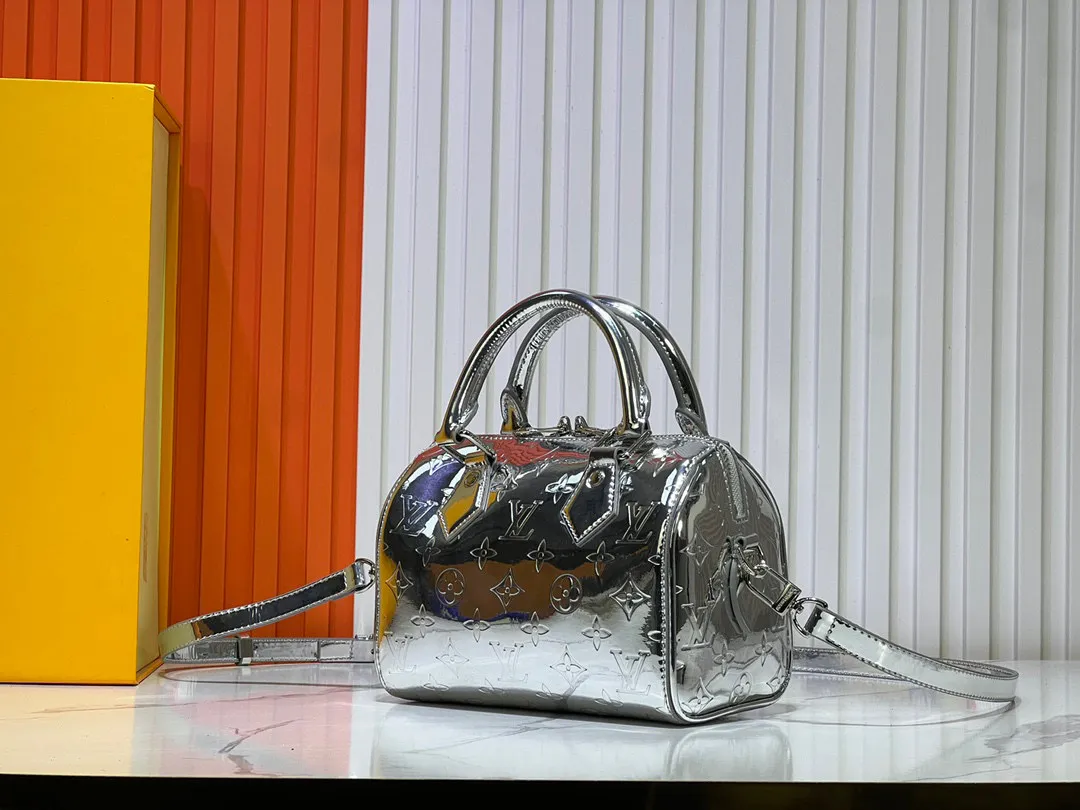 Batch 260💰M11987 M58953 This silver Speedy Bandoulière 20 handbag is from the LV Ski series. It is made of embossed coated canvas decorated with smooth leather trim and bright metal parts, and then uses the new Monogram Miroir effect to declare the retro-futuristic concept. The detachable and adjustable leather shoulder strap allows for a variety of carrying options, and the compact design can accommodate daily needs such as a long wallet. Dimensions: 20.5x13.5x12