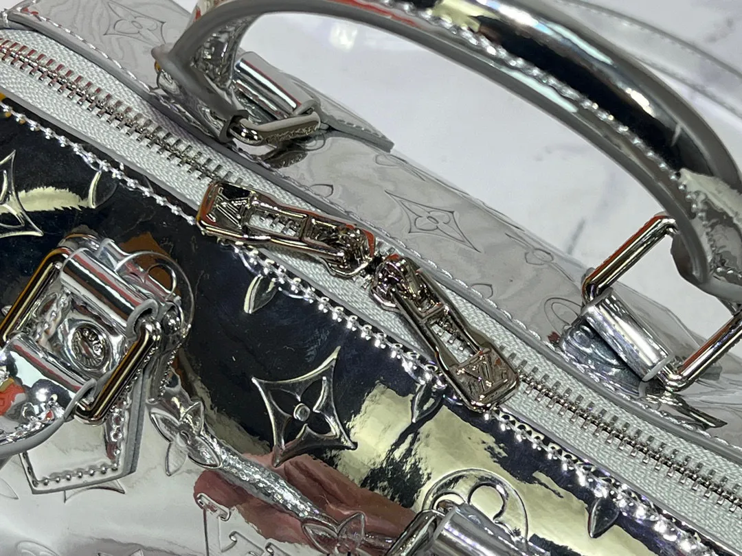 Batch 260💰M11987 M58953 This silver Speedy Bandoulière 20 handbag is from the LV Ski series. It is made of embossed coated canvas decorated with smooth leather trim and bright metal parts, and then uses the new Monogram Miroir effect to declare the retro-futuristic concept. The detachable and adjustable leather shoulder strap allows for a variety of carrying options, and the compact design can accommodate daily needs such as a long wallet. Dimensions: 20.5x13.5x12