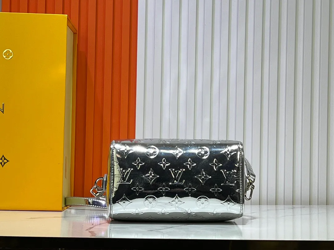 Batch 260💰M11987 M58953 This silver Speedy Bandoulière 20 handbag is from the LV Ski series. It is made of embossed coated canvas decorated with smooth leather trim and bright metal parts, and then uses the new Monogram Miroir effect to declare the retro-futuristic concept. The detachable and adjustable leather shoulder strap allows for a variety of carrying options, and the compact design can accommodate daily needs such as a long wallet. Dimensions: 20.5x13.5x12