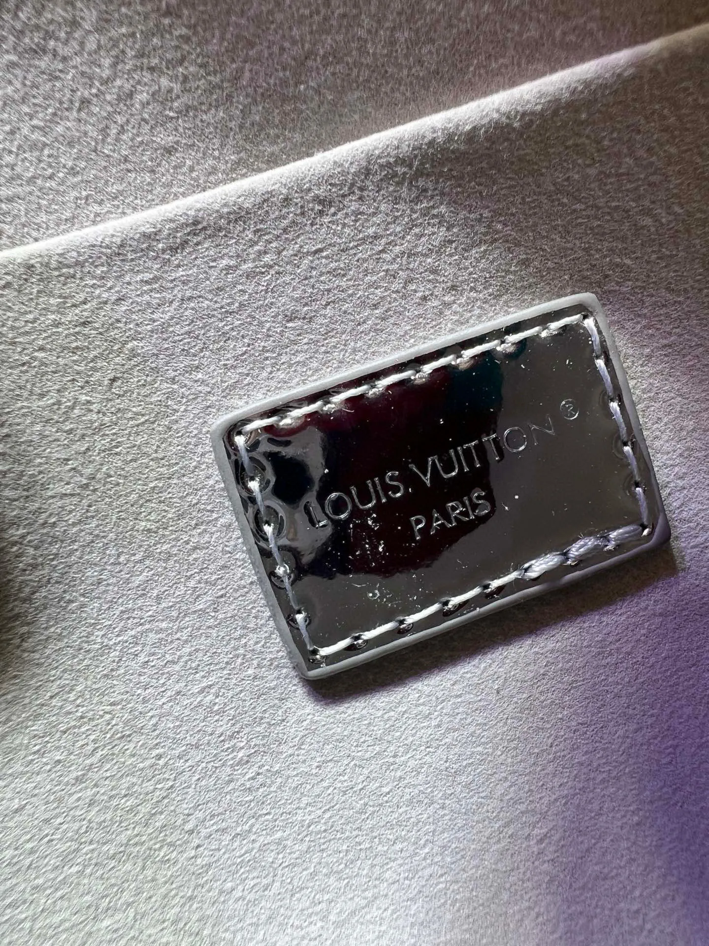 Batch 260💰M11987 M58953 This silver Speedy Bandoulière 20 handbag is from the LV Ski series. It is made of embossed coated canvas decorated with smooth leather trim and bright metal parts, and then uses the new Monogram Miroir effect to declare the retro-futuristic concept. The detachable and adjustable leather shoulder strap allows for a variety of carrying options, and the compact design can accommodate daily needs such as a long wallet. Dimensions: 20.5x13.5x12