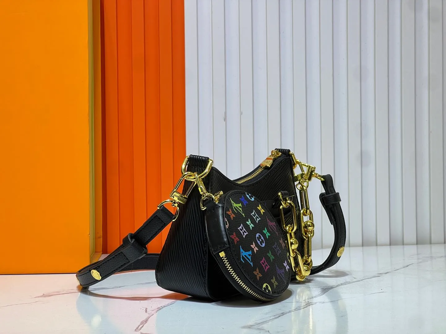 Batch 240💰M13099 This Marellini handbag is made of rich-textured Epi leather to create a delicate structure with ample space to store daily necessities such as smartphones. The round coin purse and mirror are both made of the colorful Monogram canvas from the Louis Vuitton x Takashi Murakami collaboration series, and are fixed to the bag body with a rough metal chain. Size: 19x13.5x6.5cm