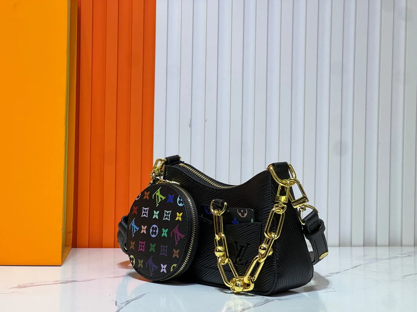 Batch 240💰M13099 This Marellini handbag is made of rich-textured Epi leather to create a delicate structure with ample space to store daily necessities such as smartphones. The round coin purse and mirror are both made of the colorful Monogram canvas from the Louis Vuitton x Takashi Murakami collaboration series, and are fixed to the bag body with a rough metal chain. Size: 19x13.5x6.5cm