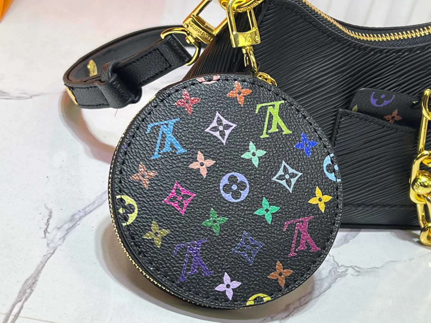 Batch 240💰M13099 This Marellini handbag is made of rich-textured Epi leather to create a delicate structure with ample space to store daily necessities such as smartphones. The round coin purse and mirror are both made of the colorful Monogram canvas from the Louis Vuitton x Takashi Murakami collaboration series, and are fixed to the bag body with a rough metal chain. Size: 19x13.5x6.5cm