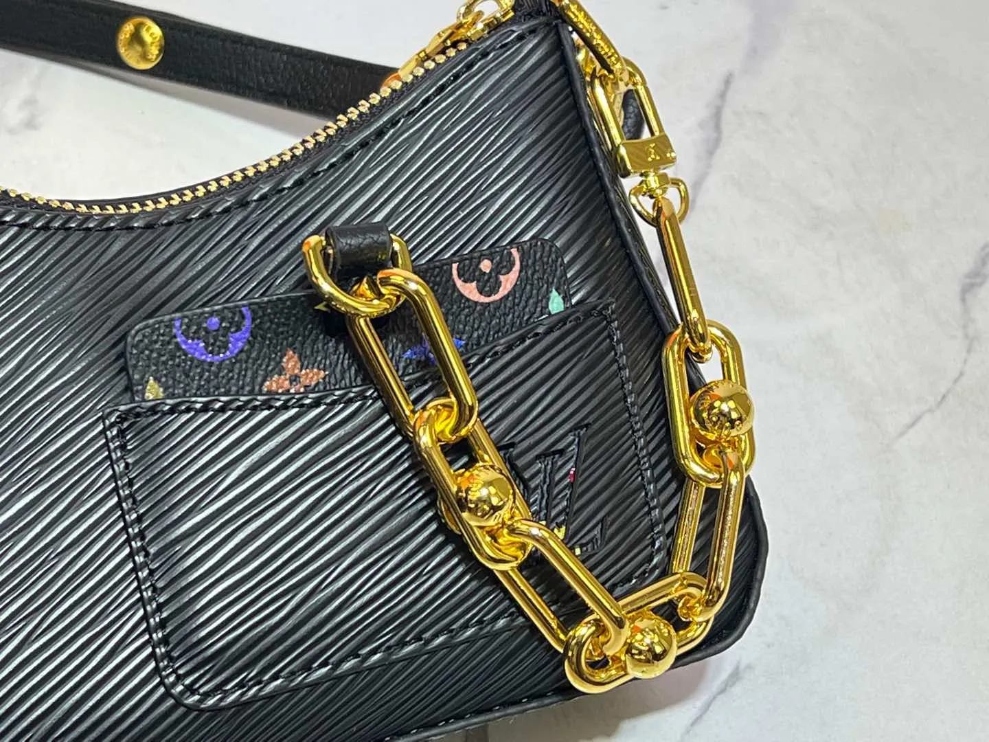 Batch 240💰M13099 This Marellini handbag is made of rich-textured Epi leather to create a delicate structure with ample space to store daily necessities such as smartphones. The round coin purse and mirror are both made of the colorful Monogram canvas from the Louis Vuitton x Takashi Murakami collaboration series, and are fixed to the bag body with a rough metal chain. Size: 19x13.5x6.5cm