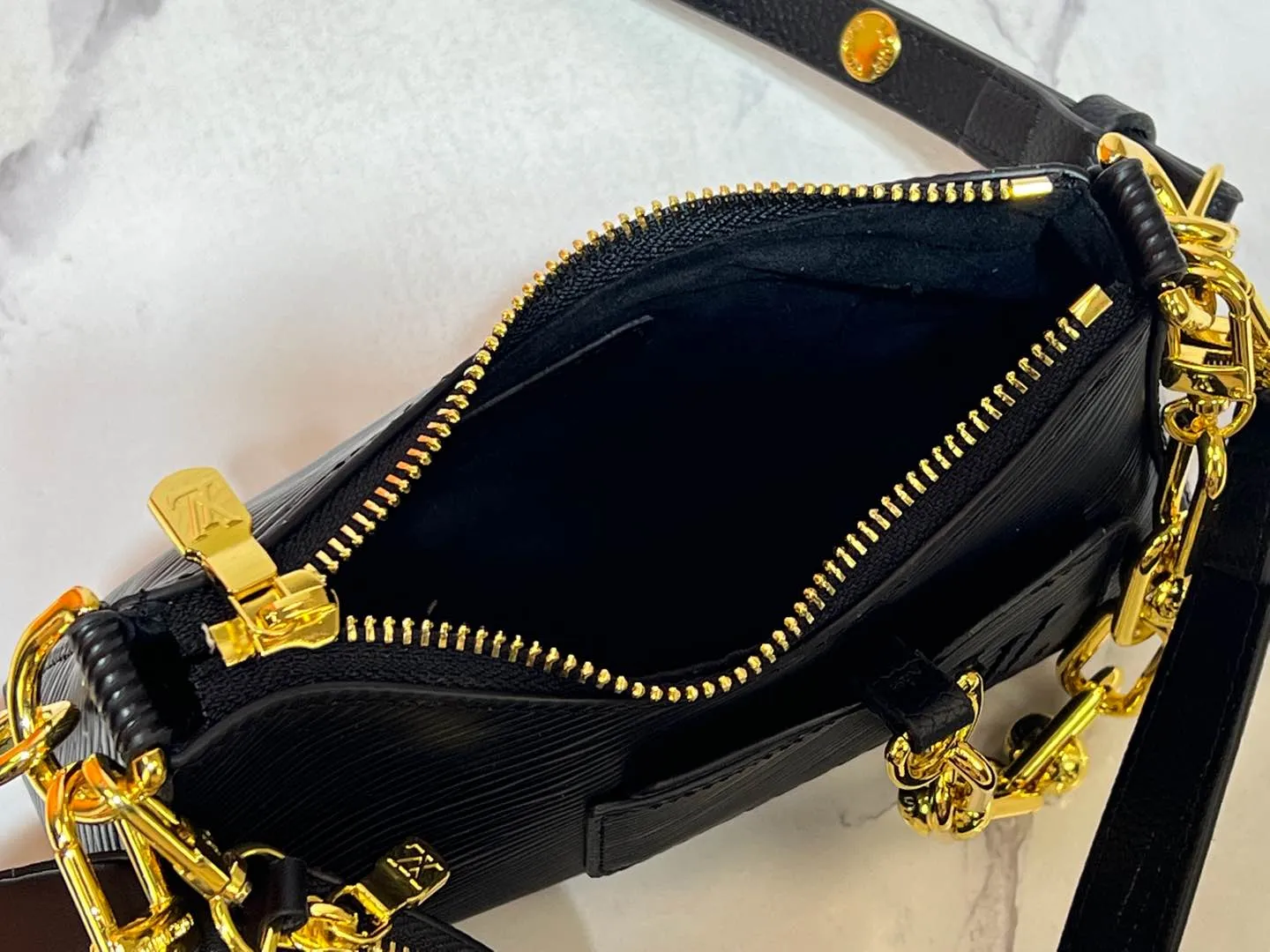 Batch 240💰M13099 This Marellini handbag is made of rich-textured Epi leather to create a delicate structure with ample space to store daily necessities such as smartphones. The round coin purse and mirror are both made of the colorful Monogram canvas from the Louis Vuitton x Takashi Murakami collaboration series, and are fixed to the bag body with a rough metal chain. Size: 19x13.5x6.5cm