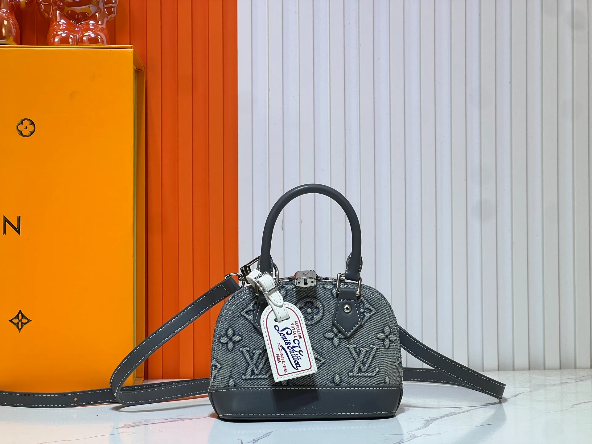 Batch 320💰Upgraded original embossed denim [Alma Nano shell handbag] M82717 mini shell bag series New launch Nano Alma handbag Reproduce the nano Alma of the symbolic Alma bag with a miniature version. Louis Vuitton's signature Monogram canvas material harmonizes with the natural leather upholstery. Expertly crafted items that combine traditional charm with modern functionality. Opening the double zippers reveals an interior design with surprisingly ample storage space. With two leather handles and an adjustable, removable shoulder strap, it can be styled in a variety of ways.  Dimensions: 18 x 12 x 8 cm