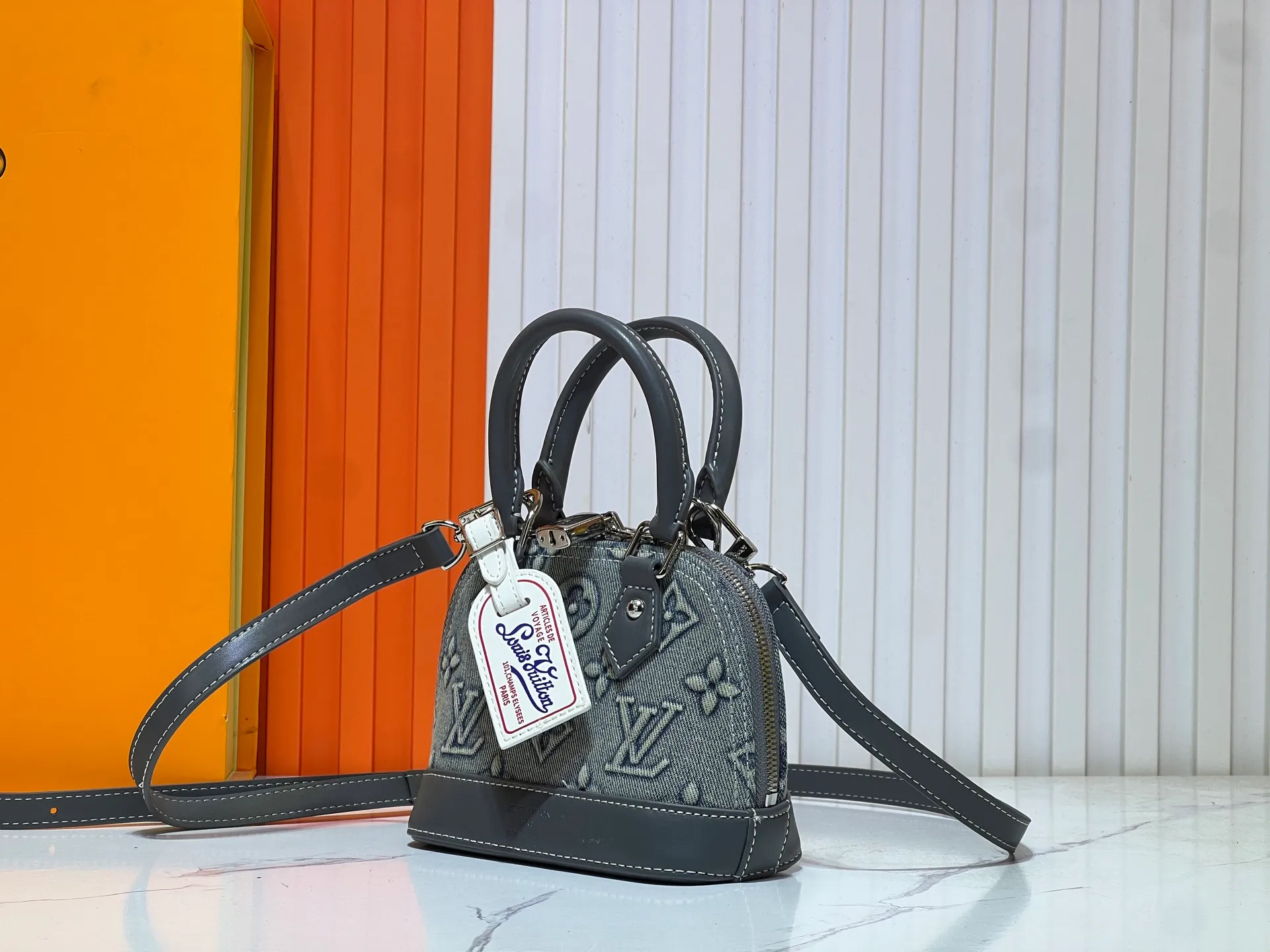 Batch 320💰Upgraded original embossed denim [Alma Nano shell handbag] M82717 mini shell bag series New launch Nano Alma handbag Reproduce the nano Alma of the symbolic Alma bag with a miniature version. Louis Vuitton's signature Monogram canvas material harmonizes with the natural leather upholstery. Expertly crafted items that combine traditional charm with modern functionality. Opening the double zippers reveals an interior design with surprisingly ample storage space. With two leather handles and an adjustable, removable shoulder strap, it can be styled in a variety of ways.  Dimensions: 18 x 12 x 8 cm