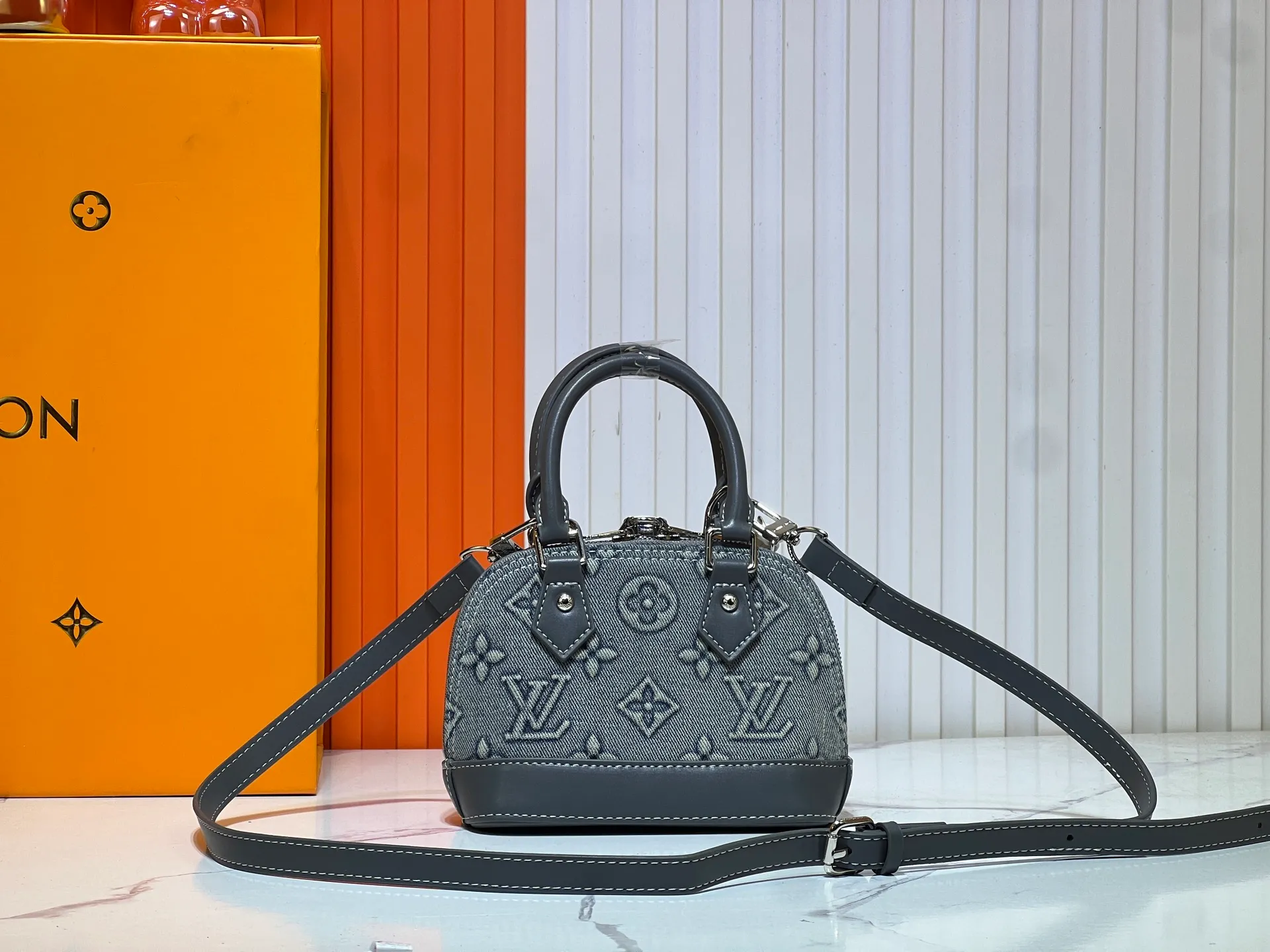 Batch 320💰Upgraded original embossed denim [Alma Nano shell handbag] M82717 mini shell bag series New launch Nano Alma handbag Reproduce the nano Alma of the symbolic Alma bag with a miniature version. Louis Vuitton's signature Monogram canvas material harmonizes with the natural leather upholstery. Expertly crafted items that combine traditional charm with modern functionality. Opening the double zippers reveals an interior design with surprisingly ample storage space. With two leather handles and an adjustable, removable shoulder strap, it can be styled in a variety of ways.  Dimensions: 18 x 12 x 8 cm