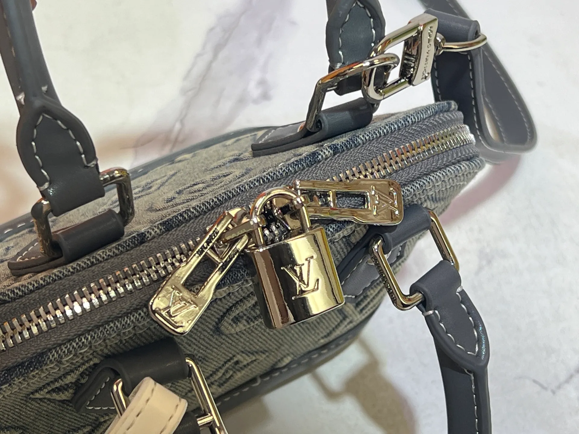 Batch 320💰Upgraded original embossed denim [Alma Nano shell handbag] M82717 mini shell bag series New launch Nano Alma handbag Reproduce the nano Alma of the symbolic Alma bag with a miniature version. Louis Vuitton's signature Monogram canvas material harmonizes with the natural leather upholstery. Expertly crafted items that combine traditional charm with modern functionality. Opening the double zippers reveals an interior design with surprisingly ample storage space. With two leather handles and an adjustable, removable shoulder strap, it can be styled in a variety of ways.  Dimensions: 18 x 12 x 8 cm