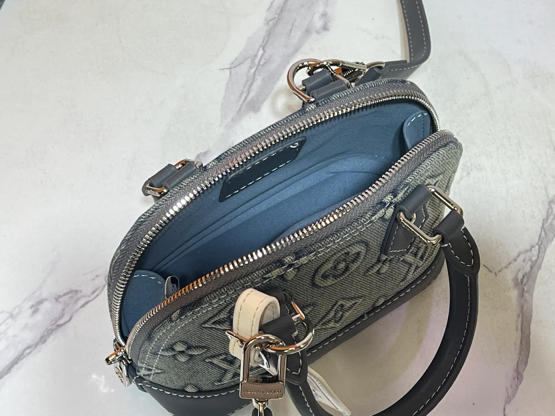 Batch 320💰Upgraded original embossed denim [Alma Nano shell handbag] M82717 mini shell bag series New launch Nano Alma handbag Reproduce the nano Alma of the symbolic Alma bag with a miniature version. Louis Vuitton's signature Monogram canvas material harmonizes with the natural leather upholstery. Expertly crafted items that combine traditional charm with modern functionality. Opening the double zippers reveals an interior design with surprisingly ample storage space. With two leather handles and an adjustable, removable shoulder strap, it can be styled in a variety of ways.  Dimensions: 18 x 12 x 8 cm
