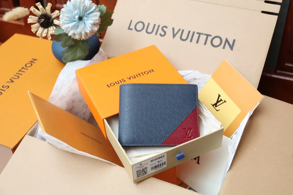 M30982 MULTIPLE WALLET💰280 This Multiple wallet uses traditional inlays, meticulously splicing Taïga leather, and then injects contemporary colors with V-shaped inlays to pay tribute to Louis Vuitton's heritage of craftsmanship. Equipped with card slots and compartments, it is a daily companion for modern people. 11.5 x 9 x 1.5 cm