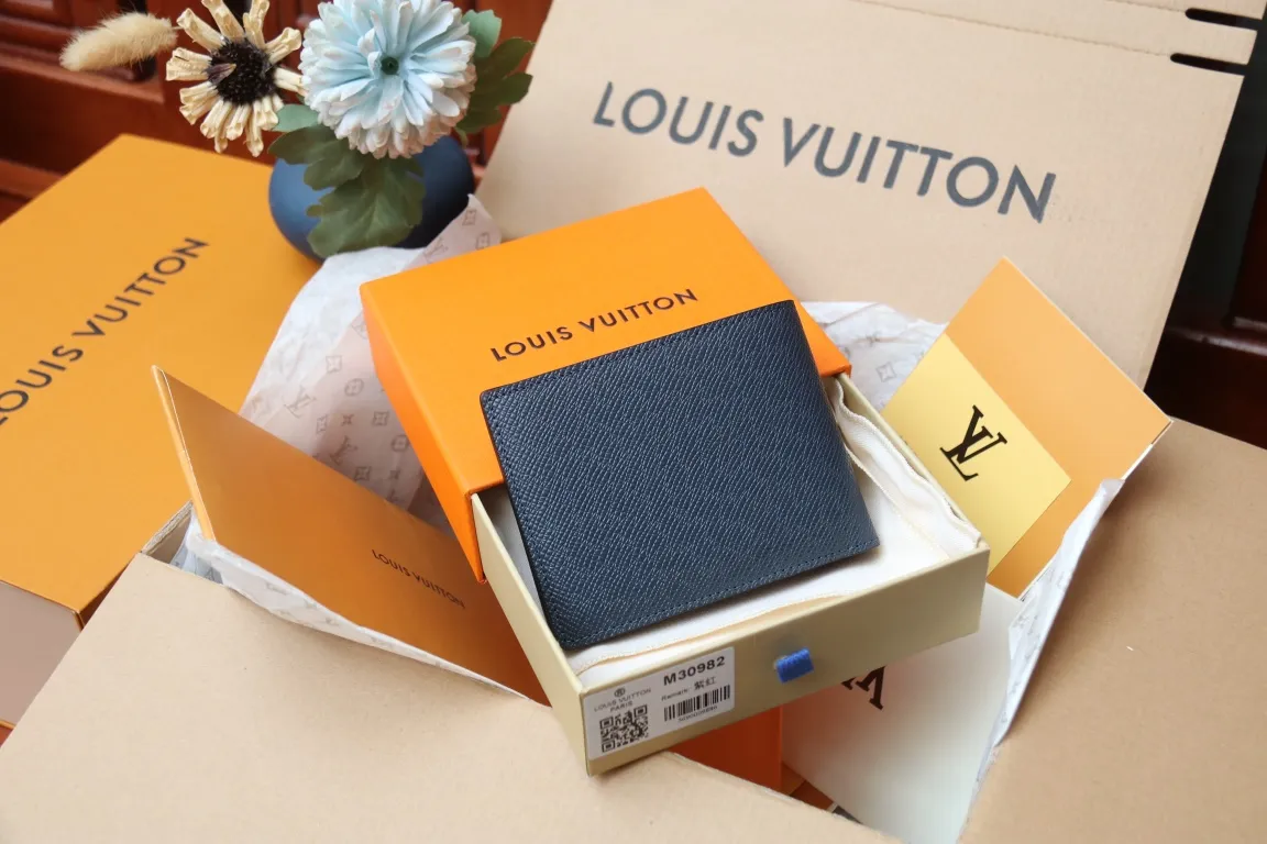 M30982 MULTIPLE WALLET💰280 This Multiple wallet uses traditional inlays, meticulously splicing Taïga leather, and then injects contemporary colors with V-shaped inlays to pay tribute to Louis Vuitton's heritage of craftsmanship. Equipped with card slots and compartments, it is a daily companion for modern people. 11.5 x 9 x 1.5 cm