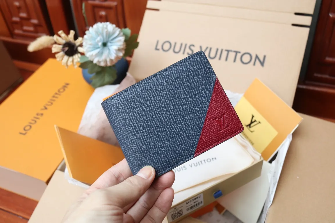 M30982 MULTIPLE WALLET💰280 This Multiple wallet uses traditional inlays, meticulously splicing Taïga leather, and then injects contemporary colors with V-shaped inlays to pay tribute to Louis Vuitton's heritage of craftsmanship. Equipped with card slots and compartments, it is a daily companion for modern people. 11.5 x 9 x 1.5 cm