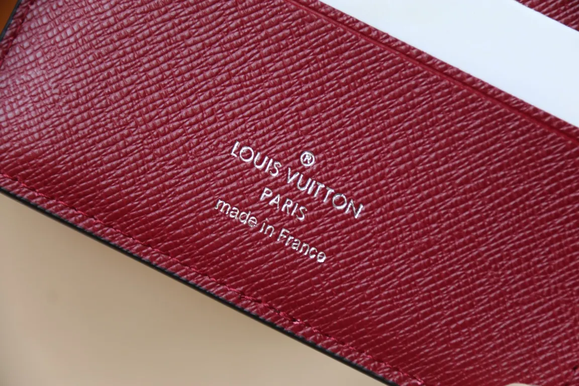 M30982 MULTIPLE WALLET💰280 This Multiple wallet uses traditional inlays, meticulously splicing Taïga leather, and then injects contemporary colors with V-shaped inlays to pay tribute to Louis Vuitton's heritage of craftsmanship. Equipped with card slots and compartments, it is a daily companion for modern people. 11.5 x 9 x 1.5 cm