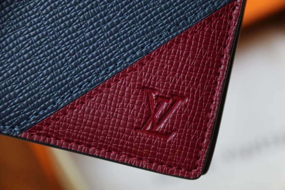 M30982 MULTIPLE WALLET💰280 This Multiple wallet uses traditional inlays, meticulously splicing Taïga leather, and then injects contemporary colors with V-shaped inlays to pay tribute to Louis Vuitton's heritage of craftsmanship. Equipped with card slots and compartments, it is a daily companion for modern people. 11.5 x 9 x 1.5 cm