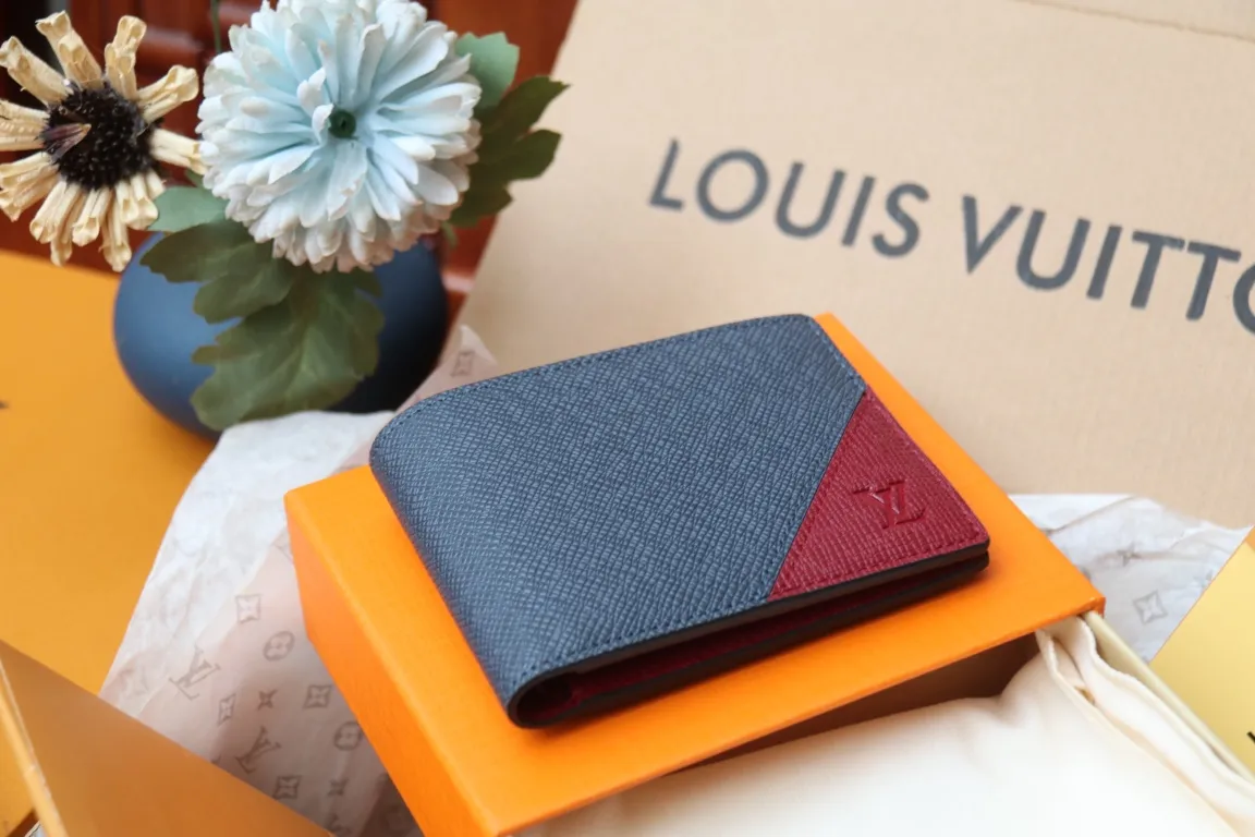 M30982 MULTIPLE WALLET💰280 This Multiple wallet uses traditional inlays, meticulously splicing Taïga leather, and then injects contemporary colors with V-shaped inlays to pay tribute to Louis Vuitton's heritage of craftsmanship. Equipped with card slots and compartments, it is a daily companion for modern people. 11.5 x 9 x 1.5 cm