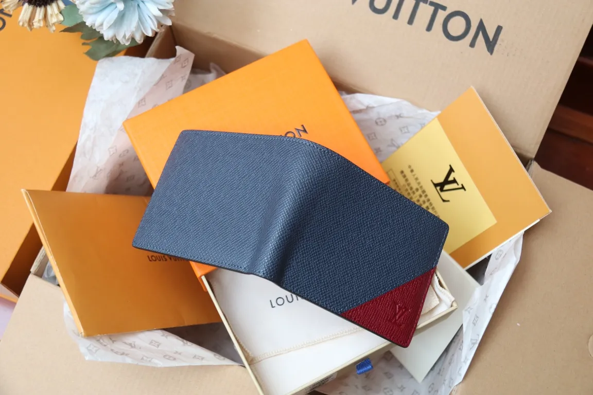 M30982 MULTIPLE WALLET💰280 This Multiple wallet uses traditional inlays, meticulously splicing Taïga leather, and then injects contemporary colors with V-shaped inlays to pay tribute to Louis Vuitton's heritage of craftsmanship. Equipped with card slots and compartments, it is a daily companion for modern people. 11.5 x 9 x 1.5 cm