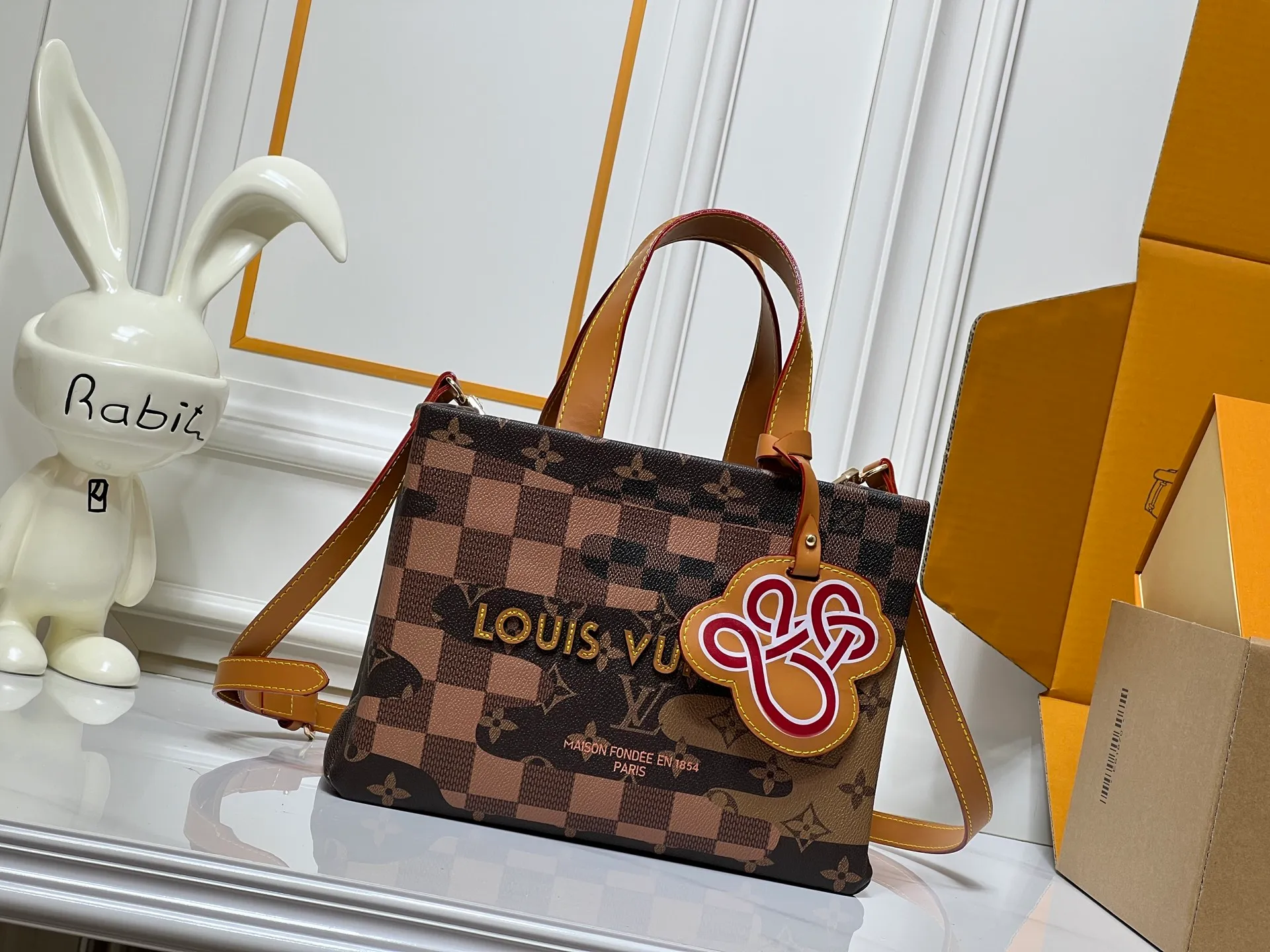 Batch 260💰M13940 Plaid Black and White Khaki Colored Plaid Black Plaid Presbyopia Orange Black Green Pink PHARREL and NIGO collection’s joint series Top original order This Shopper medium handbag draws inspiration from Louis Vuitton shopping bags, with the words Louis Vuitton and Maison Fondée En 1854 written on soft cow leather, with top handles and detachable shoulder straps. 25x19x11 • Cow leather • Cow leather trim • Textile lining • Metal hardware • Musketon closure • Main compartment • Zip pocket • Double patch pockets • Handles: Double handle