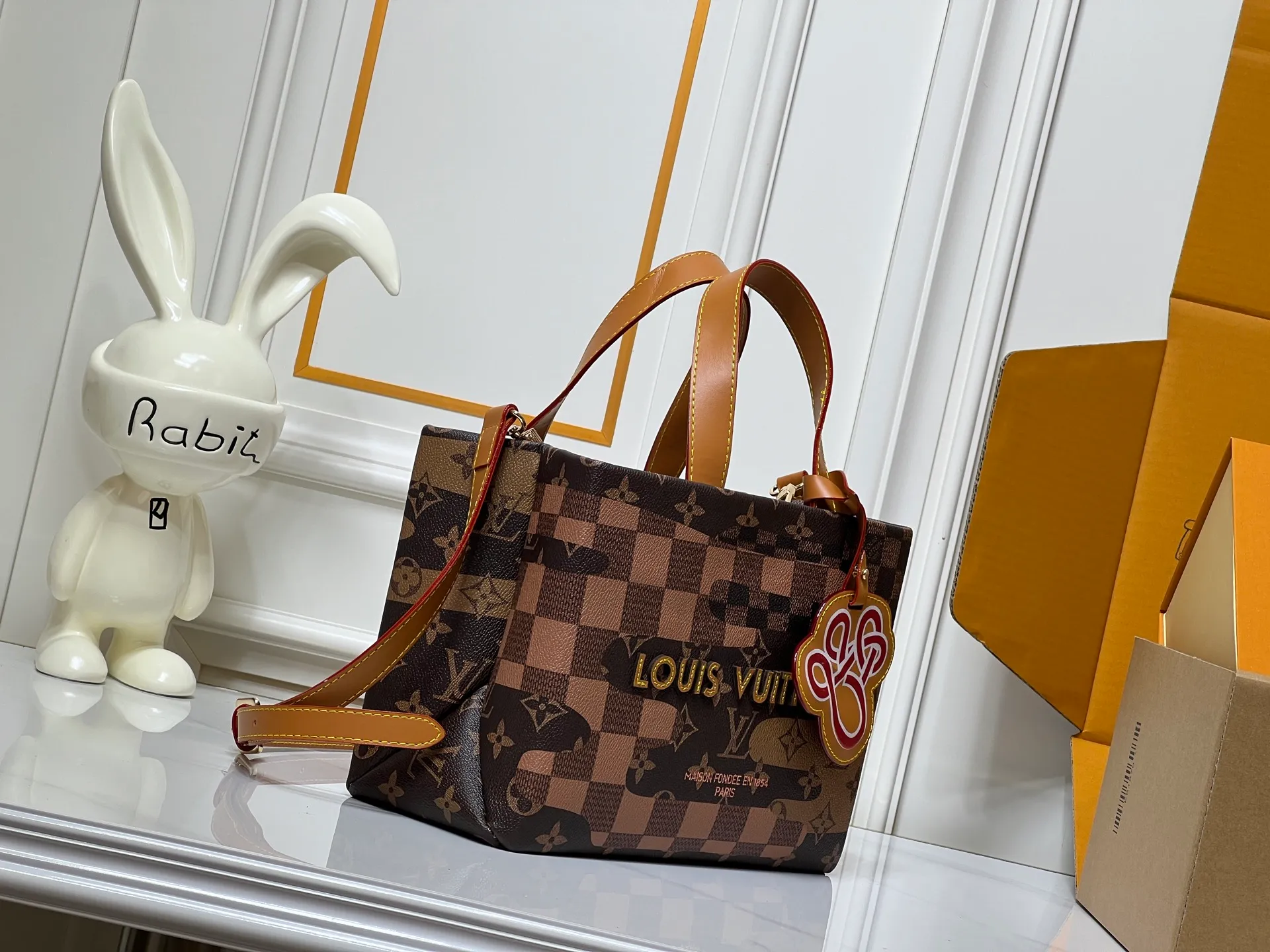 Batch 260💰M13940 Plaid Black and White Khaki Colored Plaid Black Plaid Presbyopia Orange Black Green Pink PHARREL and NIGO collection’s joint series Top original order This Shopper medium handbag draws inspiration from Louis Vuitton shopping bags, with the words Louis Vuitton and Maison Fondée En 1854 written on soft cow leather, with top handles and detachable shoulder straps. 25x19x11 • Cow leather • Cow leather trim • Textile lining • Metal hardware • Musketon closure • Main compartment • Zip pocket • Double patch pockets • Handles: Double handle