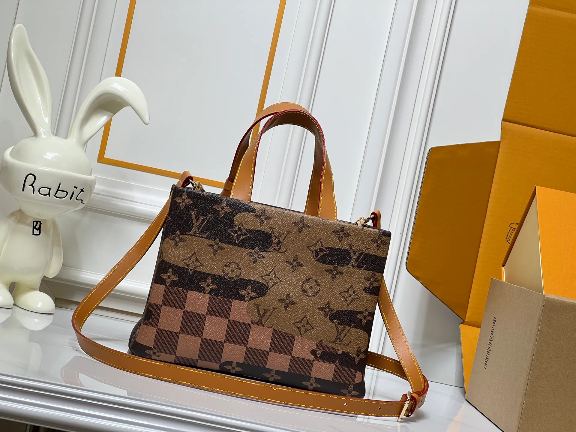 Batch 260💰M13940 Plaid Black and White Khaki Colored Plaid Black Plaid Presbyopia Orange Black Green Pink PHARREL and NIGO collection’s joint series Top original order This Shopper medium handbag draws inspiration from Louis Vuitton shopping bags, with the words Louis Vuitton and Maison Fondée En 1854 written on soft cow leather, with top handles and detachable shoulder straps. 25x19x11 • Cow leather • Cow leather trim • Textile lining • Metal hardware • Musketon closure • Main compartment • Zip pocket • Double patch pockets • Handles: Double handle