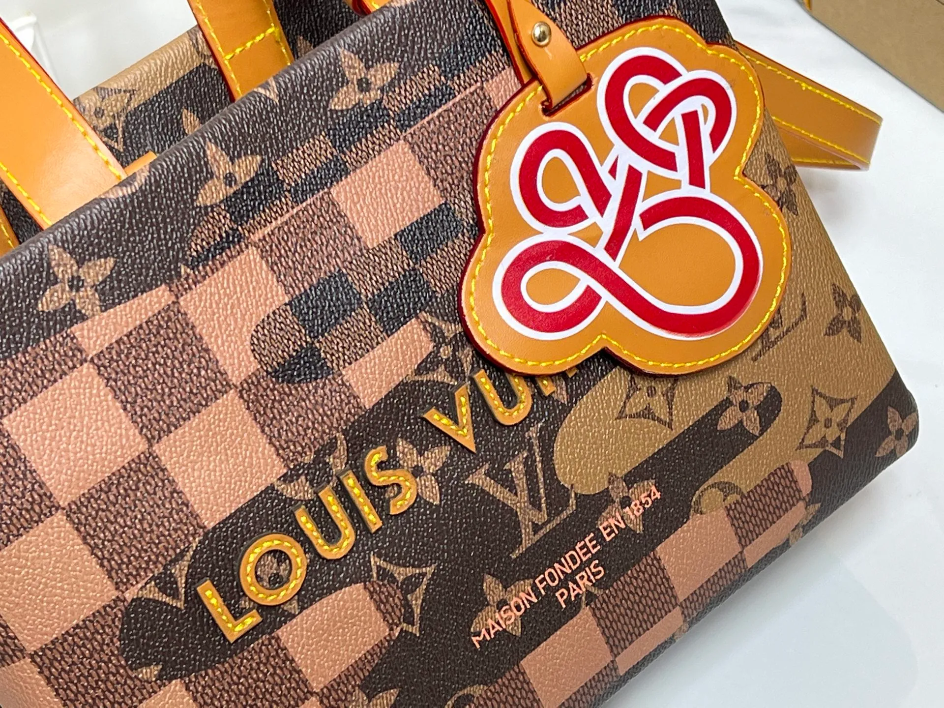 Batch 260💰M13940 Plaid Black and White Khaki Colored Plaid Black Plaid Presbyopia Orange Black Green Pink PHARREL and NIGO collection’s joint series Top original order This Shopper medium handbag draws inspiration from Louis Vuitton shopping bags, with the words Louis Vuitton and Maison Fondée En 1854 written on soft cow leather, with top handles and detachable shoulder straps. 25x19x11 • Cow leather • Cow leather trim • Textile lining • Metal hardware • Musketon closure • Main compartment • Zip pocket • Double patch pockets • Handles: Double handle