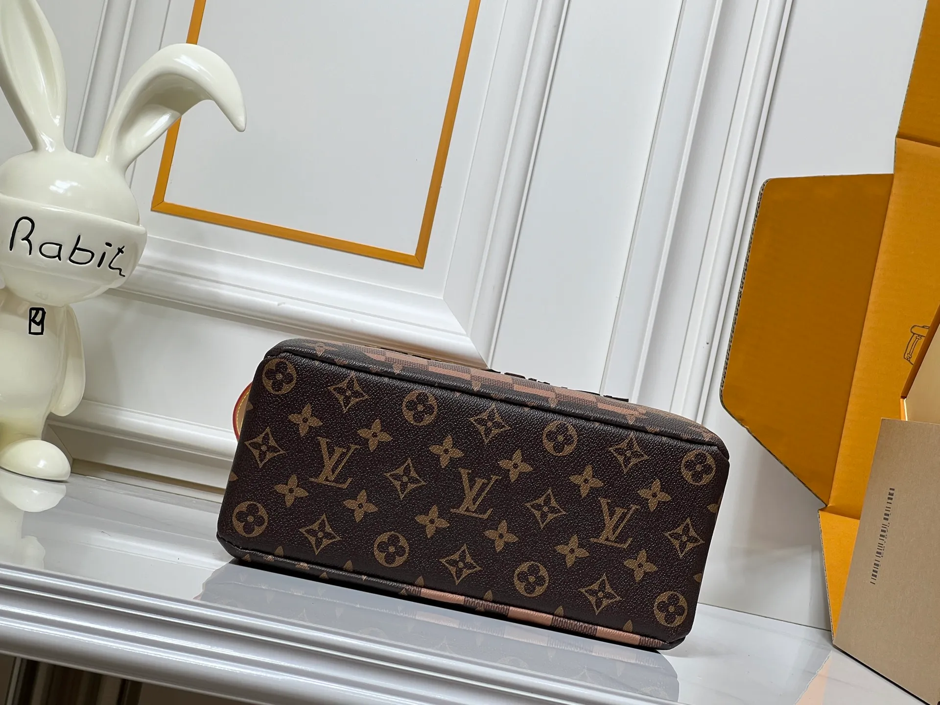 Batch 260💰M13940 Plaid Black and White Khaki Colored Plaid Black Plaid Presbyopia Orange Black Green Pink PHARREL and NIGO collection’s joint series Top original order This Shopper medium handbag draws inspiration from Louis Vuitton shopping bags, with the words Louis Vuitton and Maison Fondée En 1854 written on soft cow leather, with top handles and detachable shoulder straps. 25x19x11 • Cow leather • Cow leather trim • Textile lining • Metal hardware • Musketon closure • Main compartment • Zip pocket • Double patch pockets • Handles: Double handle