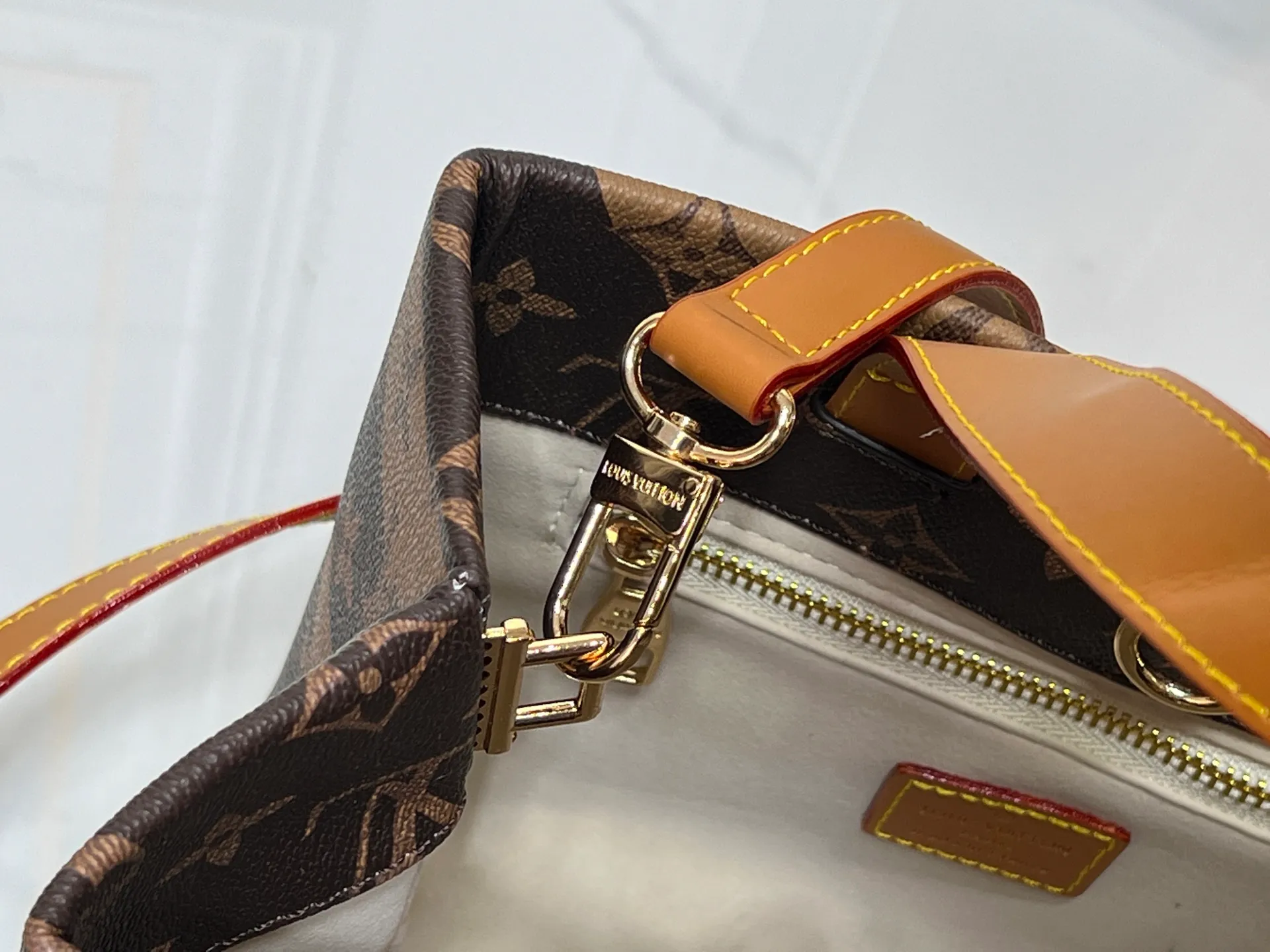 Batch 260💰M13940 Plaid Black and White Khaki Colored Plaid Black Plaid Presbyopia Orange Black Green Pink PHARREL and NIGO collection’s joint series Top original order This Shopper medium handbag draws inspiration from Louis Vuitton shopping bags, with the words Louis Vuitton and Maison Fondée En 1854 written on soft cow leather, with top handles and detachable shoulder straps. 25x19x11 • Cow leather • Cow leather trim • Textile lining • Metal hardware • Musketon closure • Main compartment • Zip pocket • Double patch pockets • Handles: Double handle