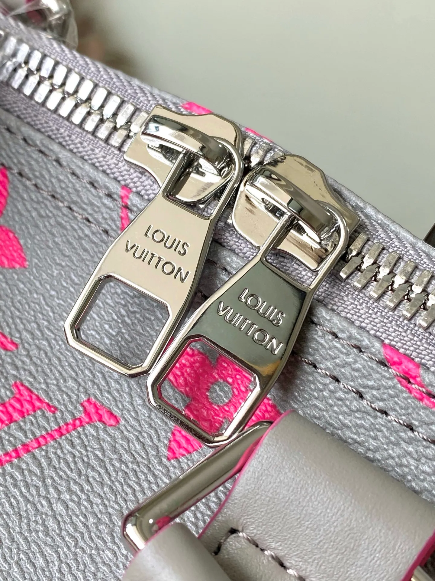 💰1080 Top Original Order M15023 Gray Travel Bag Pillow Bag Keepall Bandoulière 35 Handbag This Keepall Bandoulière 35 handbag comes from the brand's cooperation series with Tyler, and is made of Damier Golf coated canvas with cow leather trim. Louis Vuitton floral embellishments accentuate the details, and the Marque L.Vuitton déposée logo is integrated into one of the Damier checks. 34 x 21 x 16 cm (length x height x width)