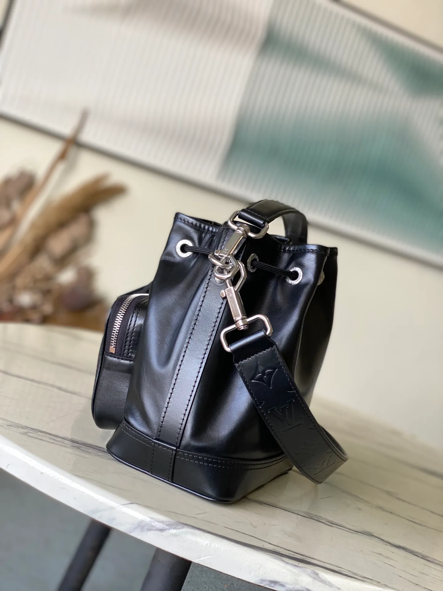 💰1260 (top-grain leather) Top original order M13985 This NoeCargo small bucket bag injects cow leather with a dazzling luster like nylon, and highlights the details with metal LV letters and bead chains. It is equipped with a spacious front pocket and a fabric lining. Dimensions: 22 × 24 × 16 cm