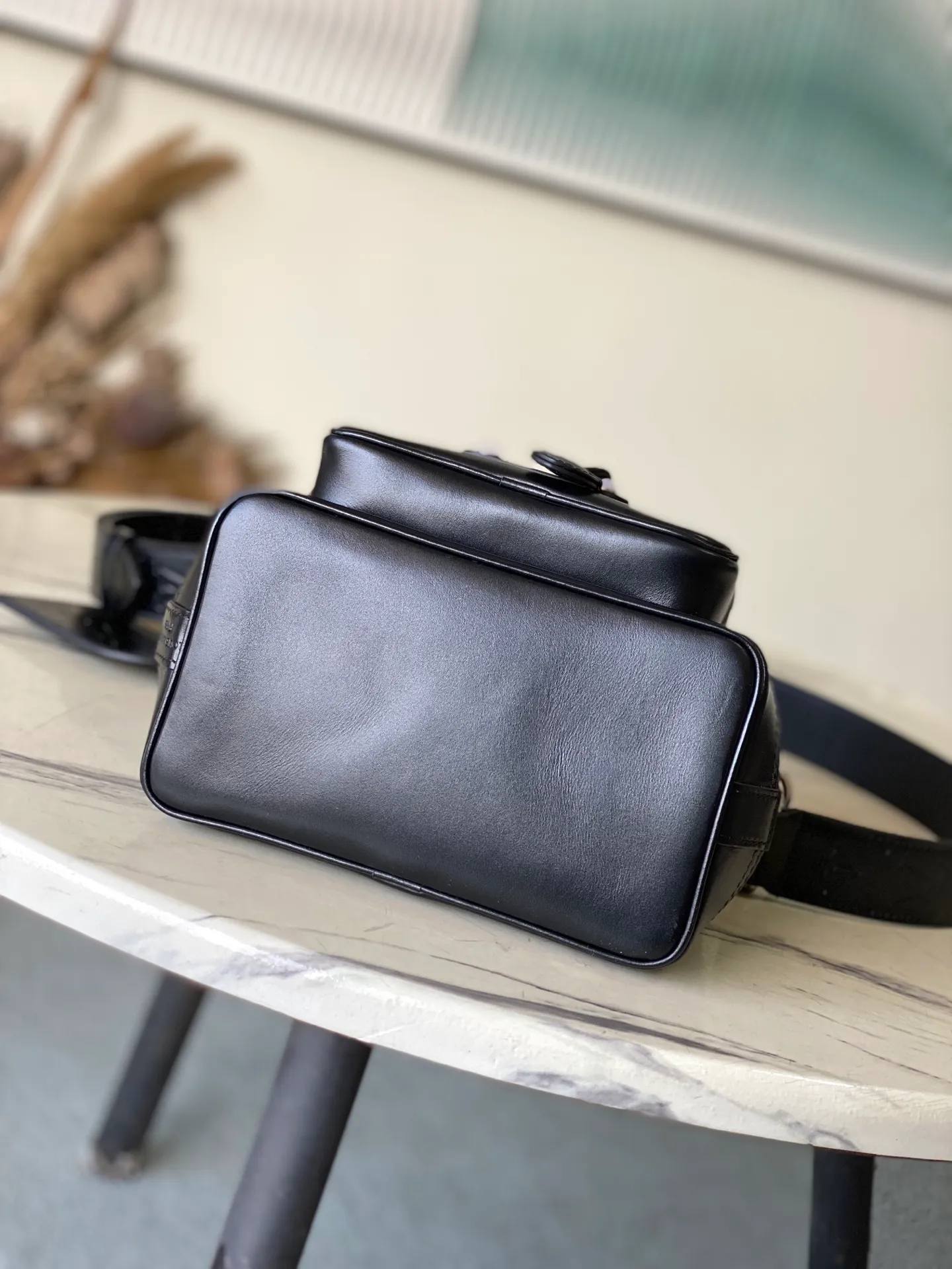 💰1260 (top-grain leather) Top original order M13985 This NoeCargo small bucket bag injects cow leather with a dazzling luster like nylon, and highlights the details with metal LV letters and bead chains. It is equipped with a spacious front pocket and a fabric lining. Dimensions: 22 × 24 × 16 cm