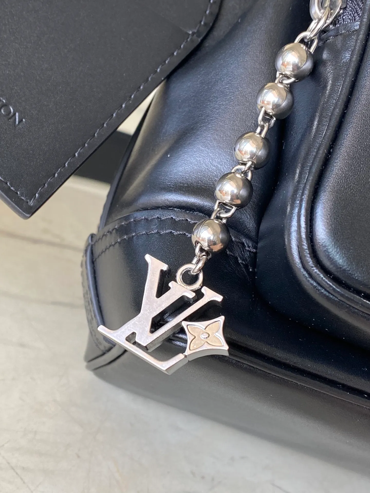 💰1260 (top-grain leather) Top original order M13985 This NoeCargo small bucket bag injects cow leather with a dazzling luster like nylon, and highlights the details with metal LV letters and bead chains. It is equipped with a spacious front pocket and a fabric lining. Dimensions: 22 × 24 × 16 cm