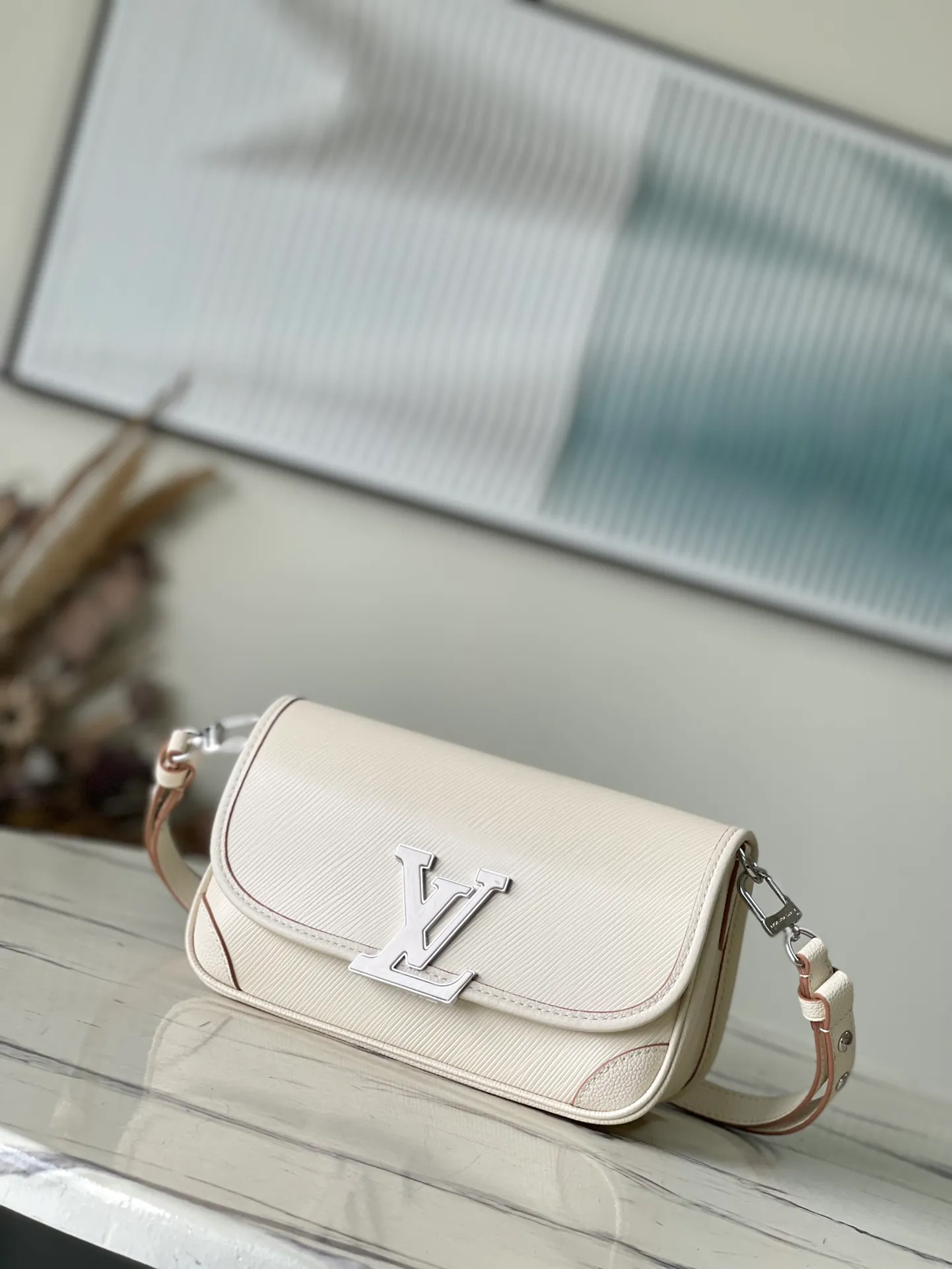 💰1160 (top-grain leather) Top original order M59457 Beige The Buci crossbody bag, cut from the iconic grained Epi leather, is available in exquisite pastel colors this season, adding soft elegance to the spring silhouette. The compact appearance and large resin-covered buckles of the same color give the look a fashionable and modern appeal. Dimensions: 24.5 x 15.5 x 9 cm