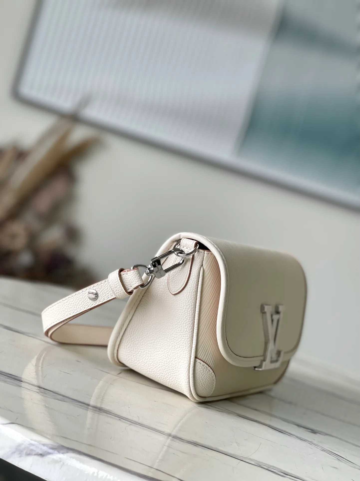 💰1160 (top-grain leather) Top original order M59457 Beige The Buci crossbody bag, cut from the iconic grained Epi leather, is available in exquisite pastel colors this season, adding soft elegance to the spring silhouette. The compact appearance and large resin-covered buckles of the same color give the look a fashionable and modern appeal. Dimensions: 24.5 x 15.5 x 9 cm